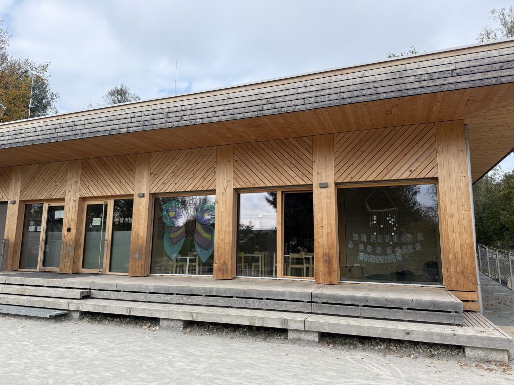 Zwischen Spielplatz und Spritzen – Müllproblematik beim Kindergarten Niederbahn