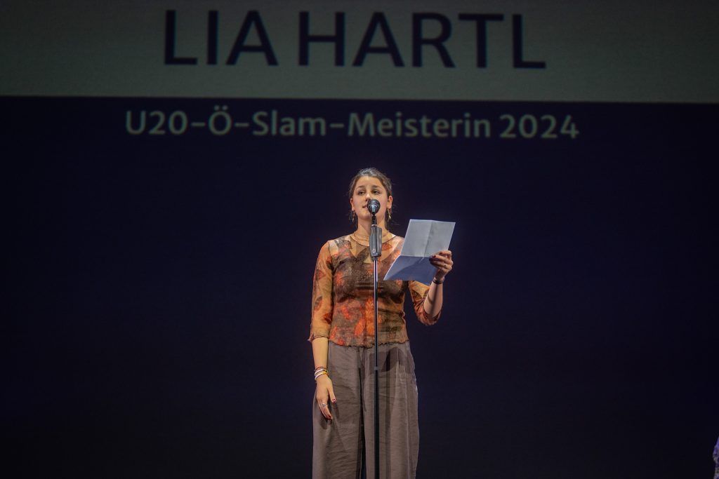 Vorarlbergerin erobert Meisterschaft im Poetry Slam