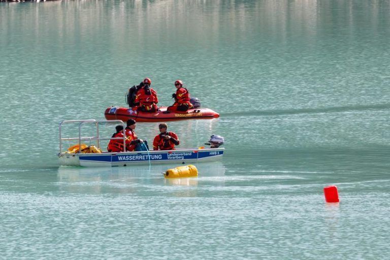 Unfallfahrzeug aus dem Kops-Stausee geborgen.