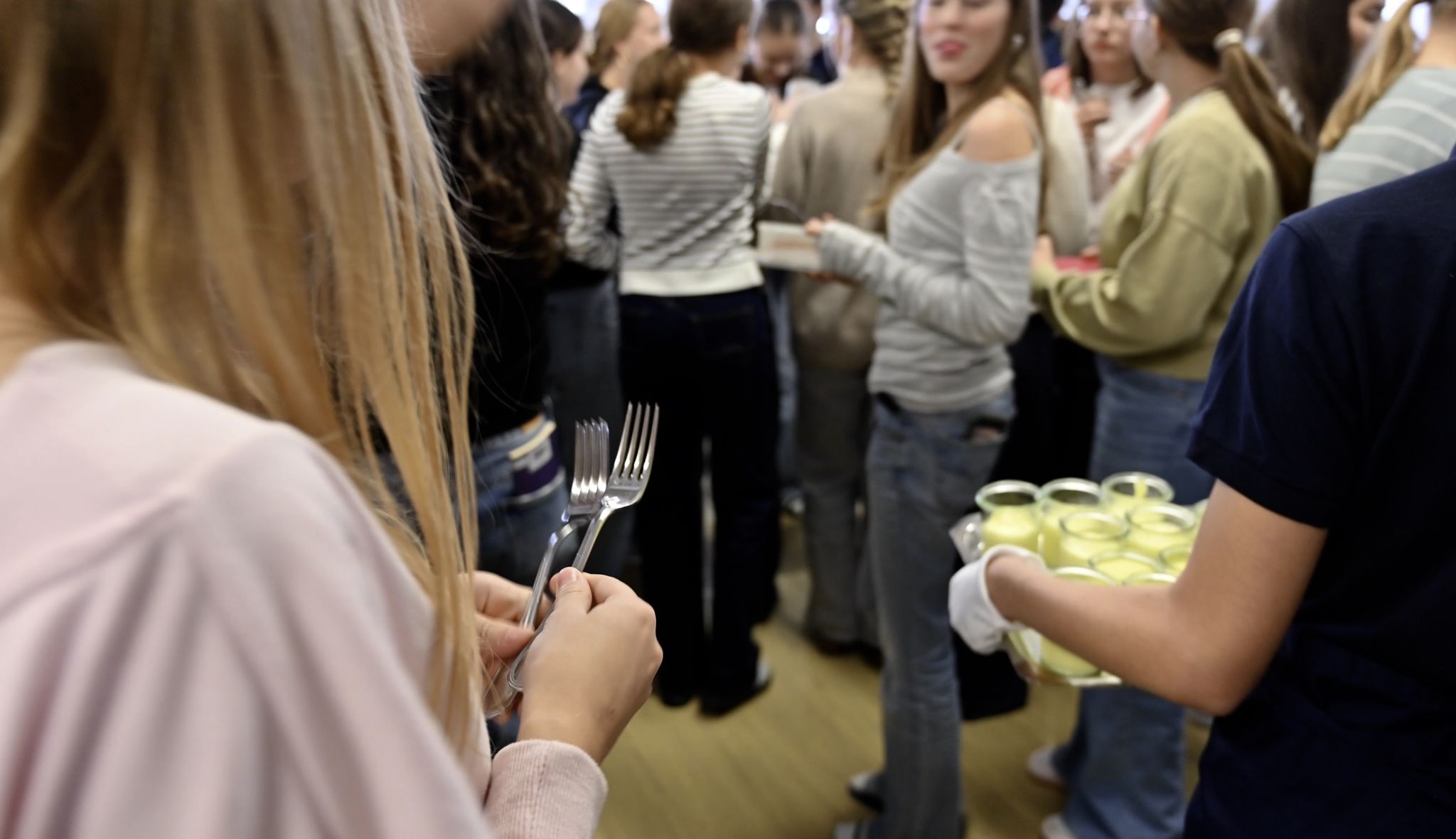 Schülerinnen und Schüler erleben den „Pudding mit Gabel“-Trend hautnah.