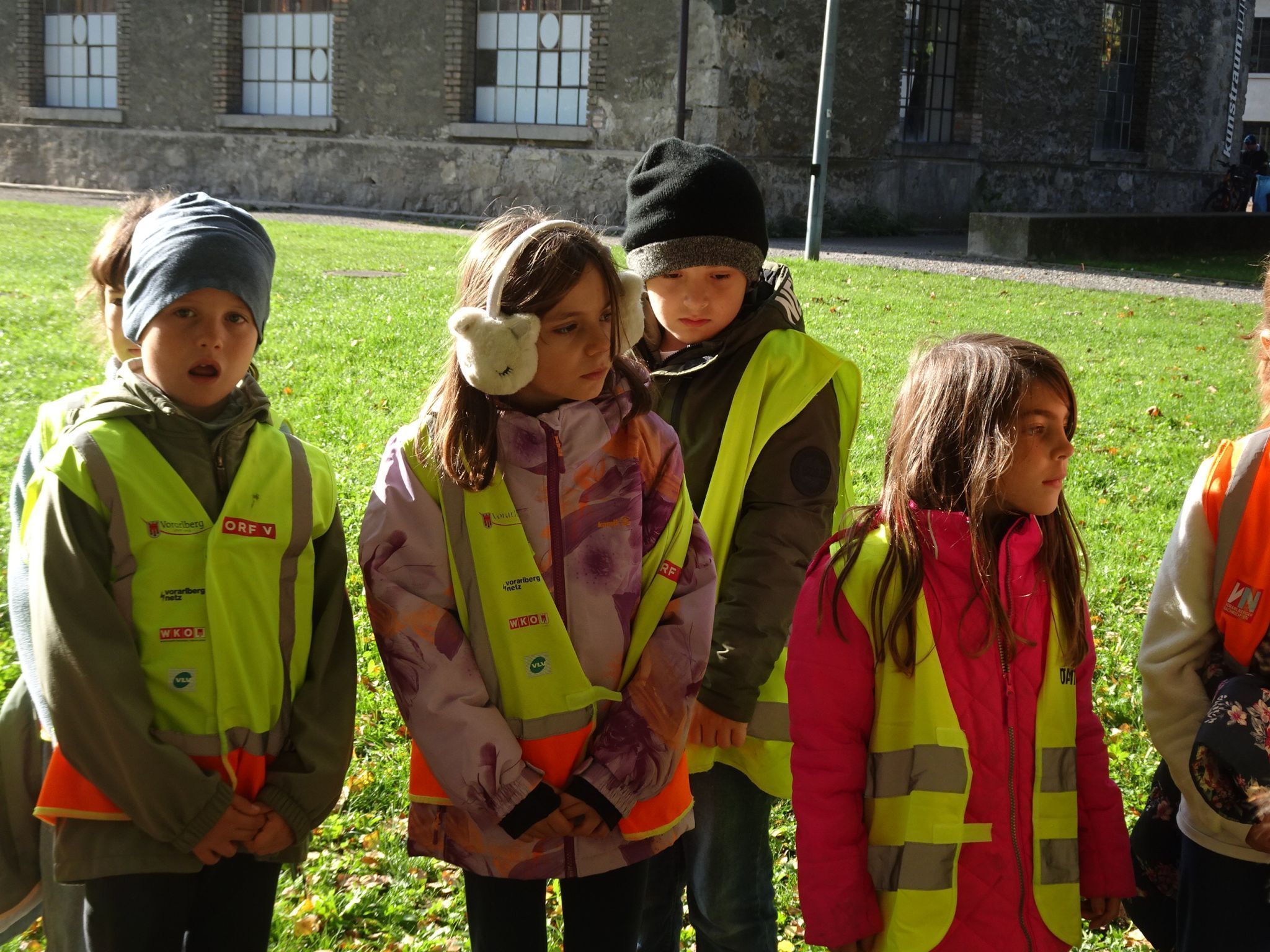 Gespannt lauschten die Kinder den Erzählungen der Workshop-Leiterinnnen.