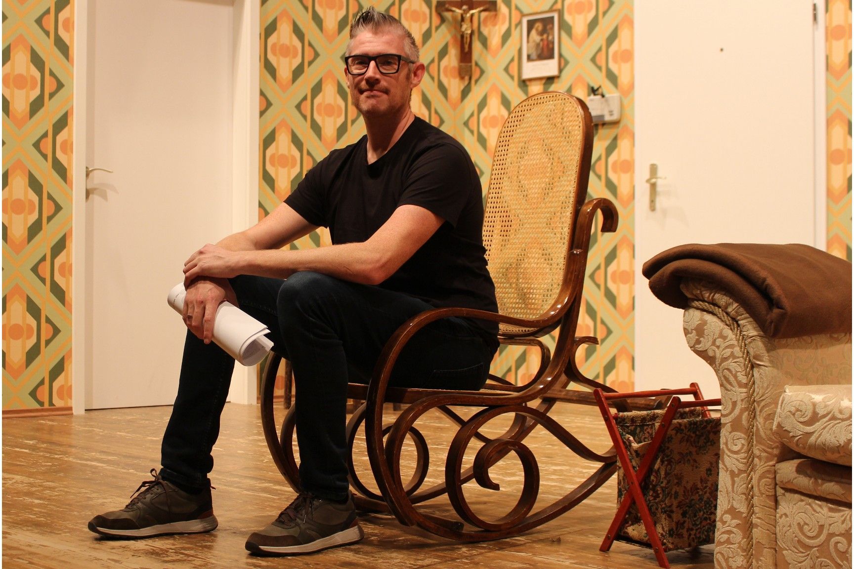 Premiere als Spielleiter: Stefan Hagspiel gibt sich im Schaukelstuhl entspannt, seine Truppe ist gut drauf.