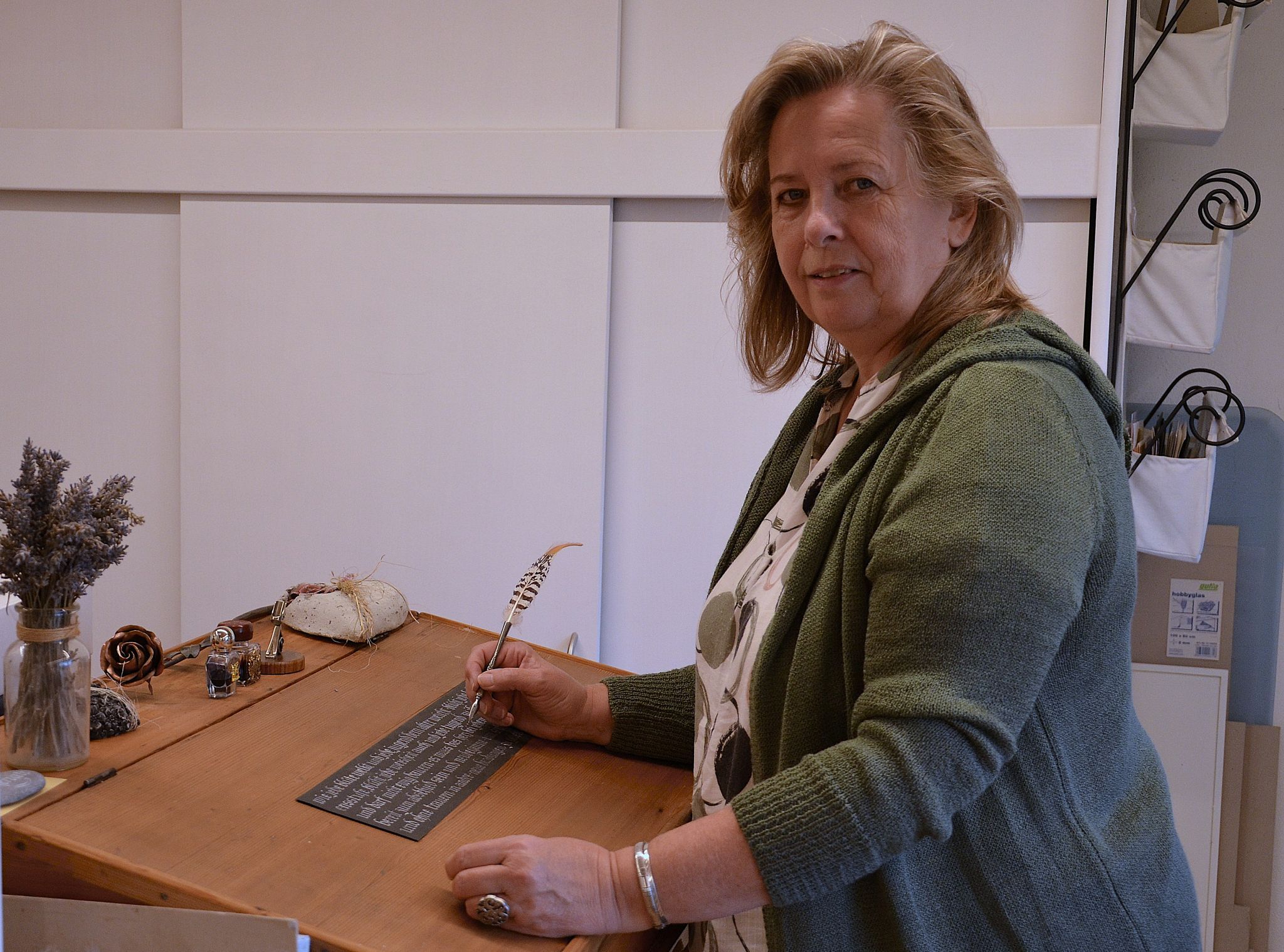 Die Künstlerin in ihrem Atelier in Klaus. Dort entstehen ihre Werke. HRJ