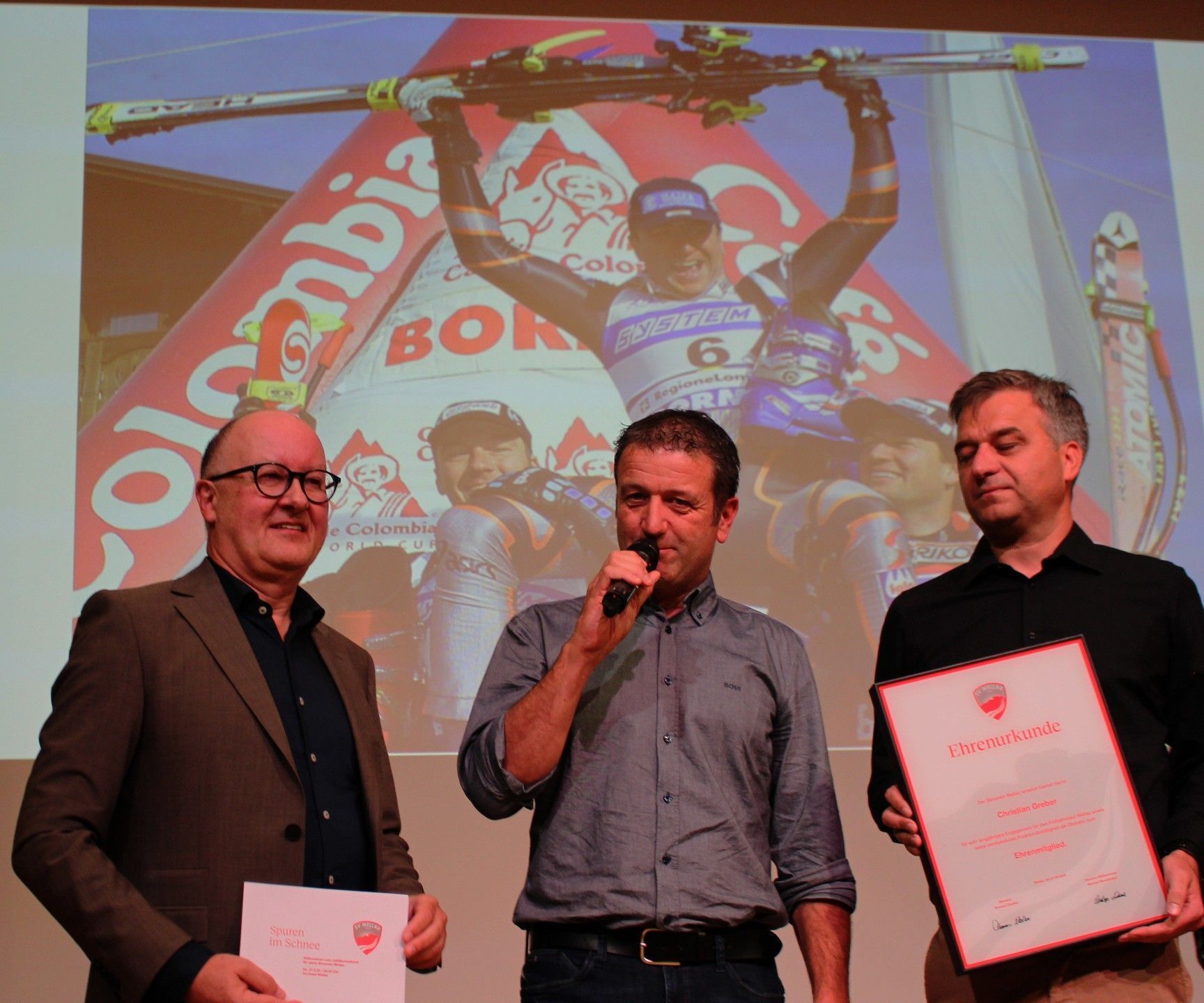 SCBW-Ehrenpräsident Josef Erath (r.) hielt die Laudatio für das neue SV-Mellau-Ehrenmitglied Christian Greber.   