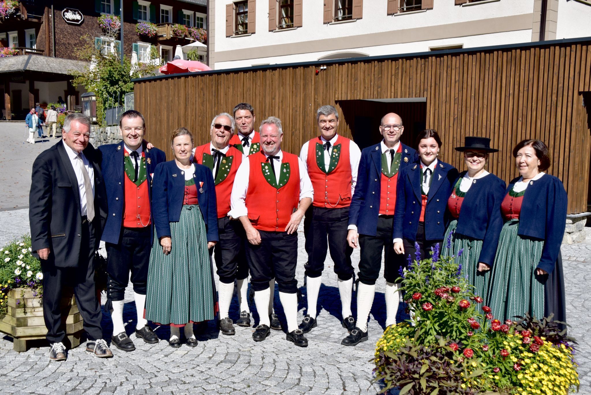 Die Bürgermusik Gaschurn-Partenen mit ihrem Ehrenmitglied Heinrich Sandrell (l.).