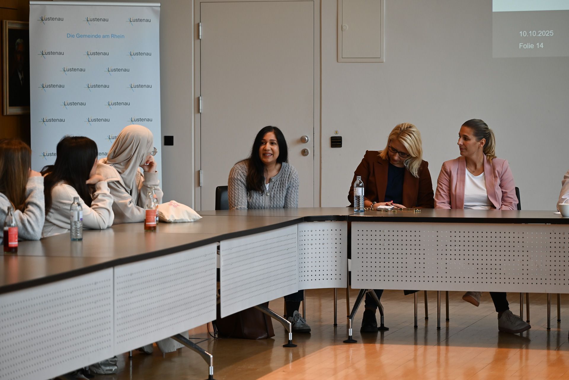 Smera Rehman (links) erzählte von ihrer Arbeit als Anwältin für Menschenrechte und ihrer Motivation, sich in der Gemeinde einzubringen. 