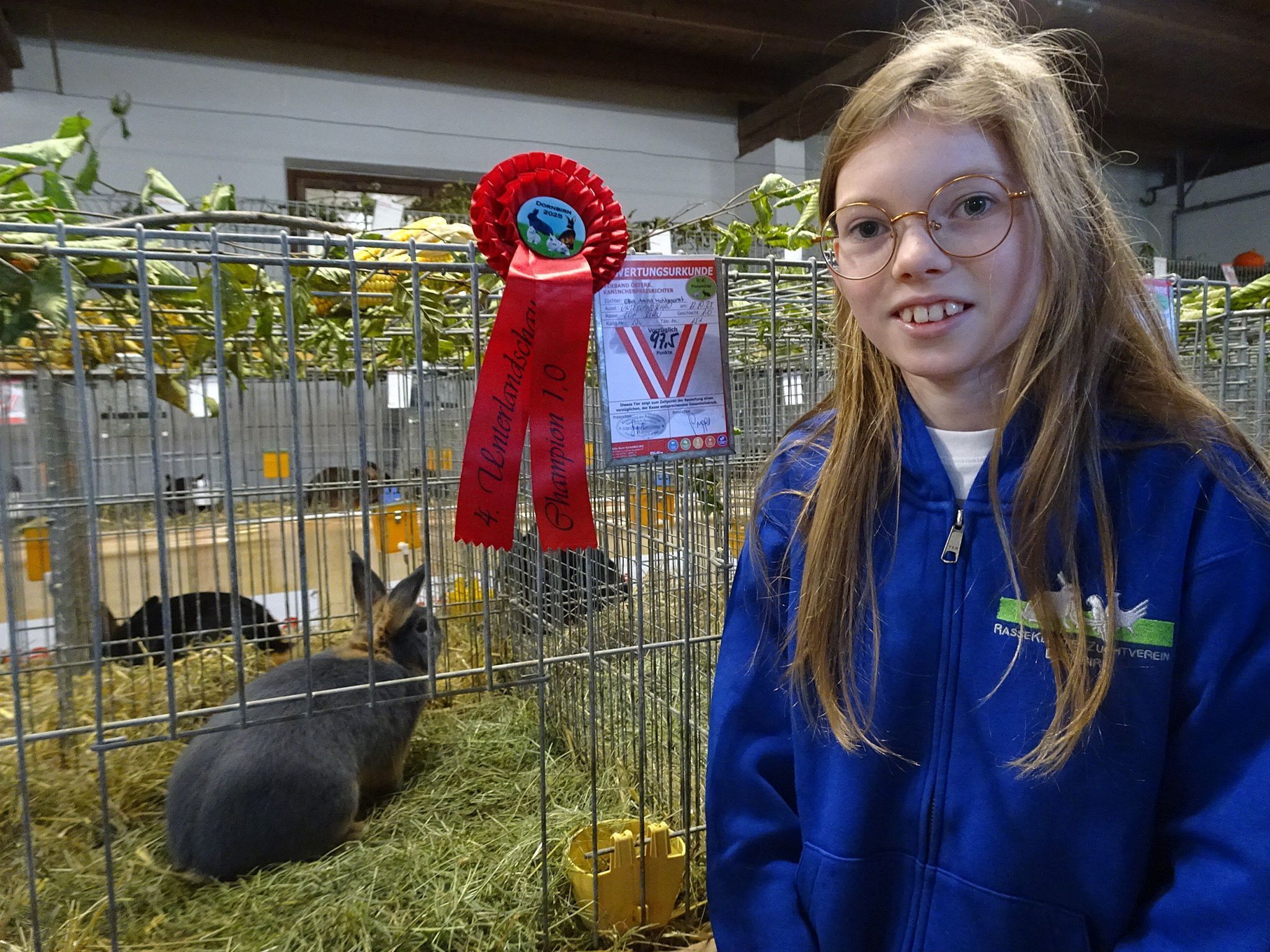 Elisa freute sich sehr über die Auszeichnung, die sie mit ihrem Kaninchen Star bei der 4. Kleintierlandesschau in der Schorenhalle erhielt.