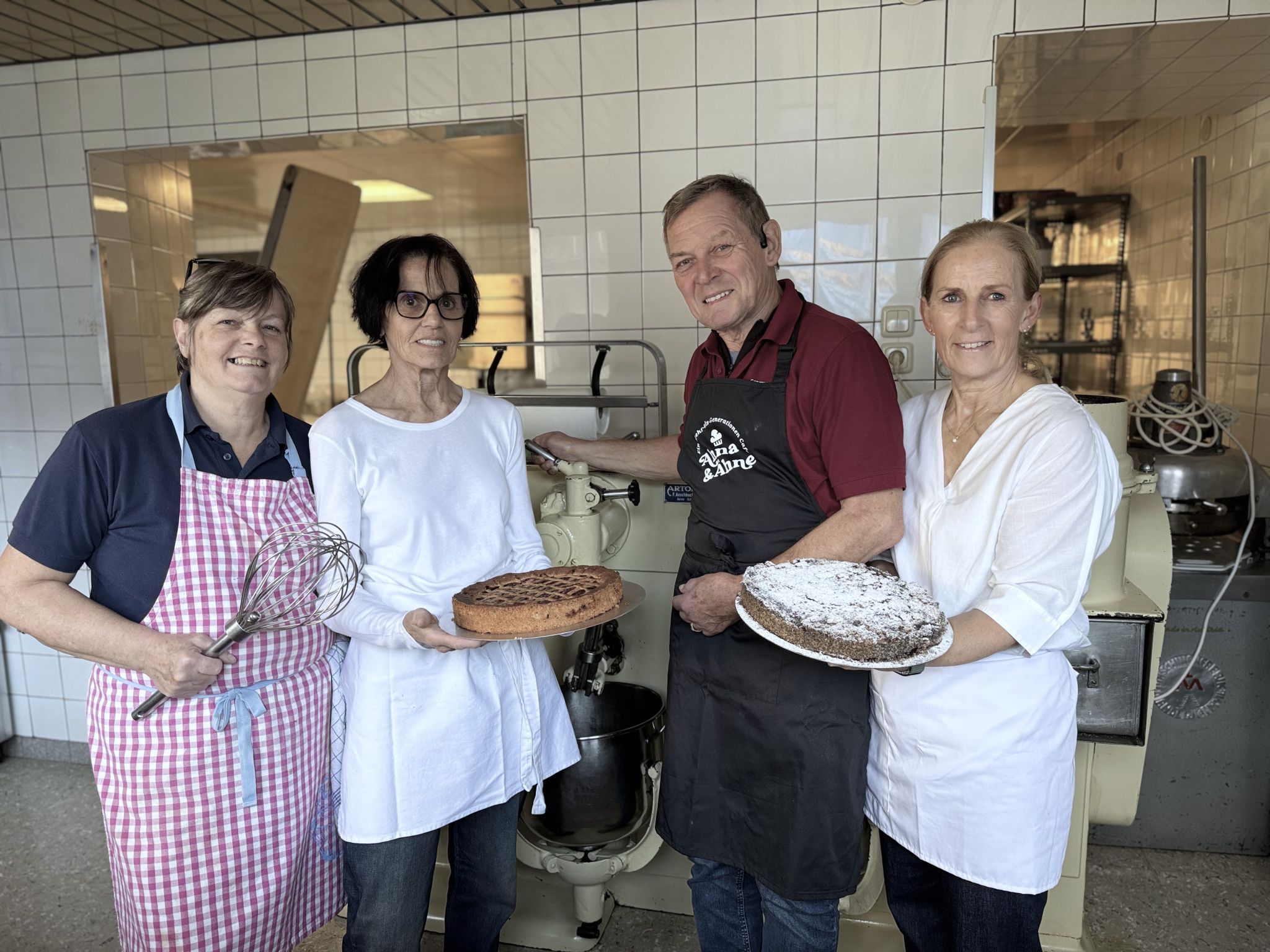 Backchef und Konditor Andreas Giedel mit Manuela und Gerti Tschann, sowie Reingard Sturm-Fink vom Back-Cafe-Team bei der Eröffnungsfeier.
