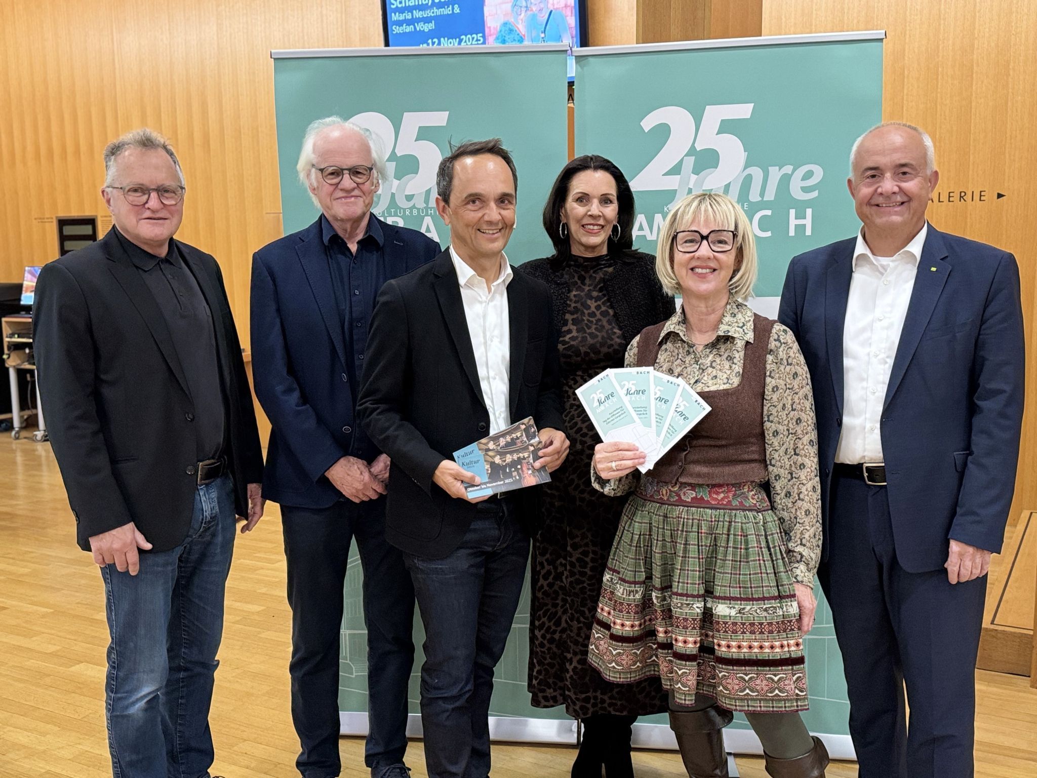 Bürgermeister Manfred Böhmwalder und Gemeinderätin Christine Wiesenegger mit Ulrich Herburger, Wolfgang Berchtold, Hannes Jochum und Gabi Fleisch bei der Jubiläumsfeier.