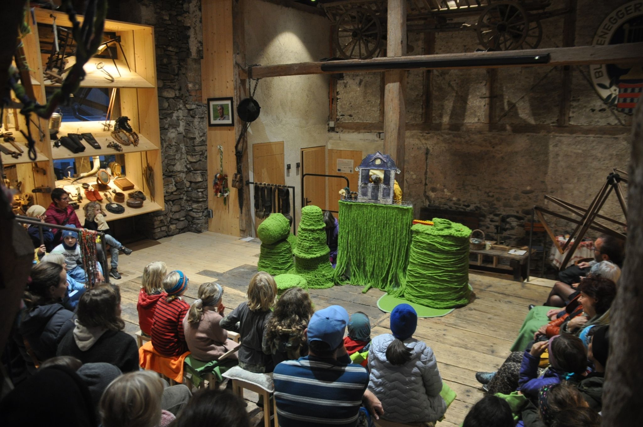Puppentheater im vollen Haus