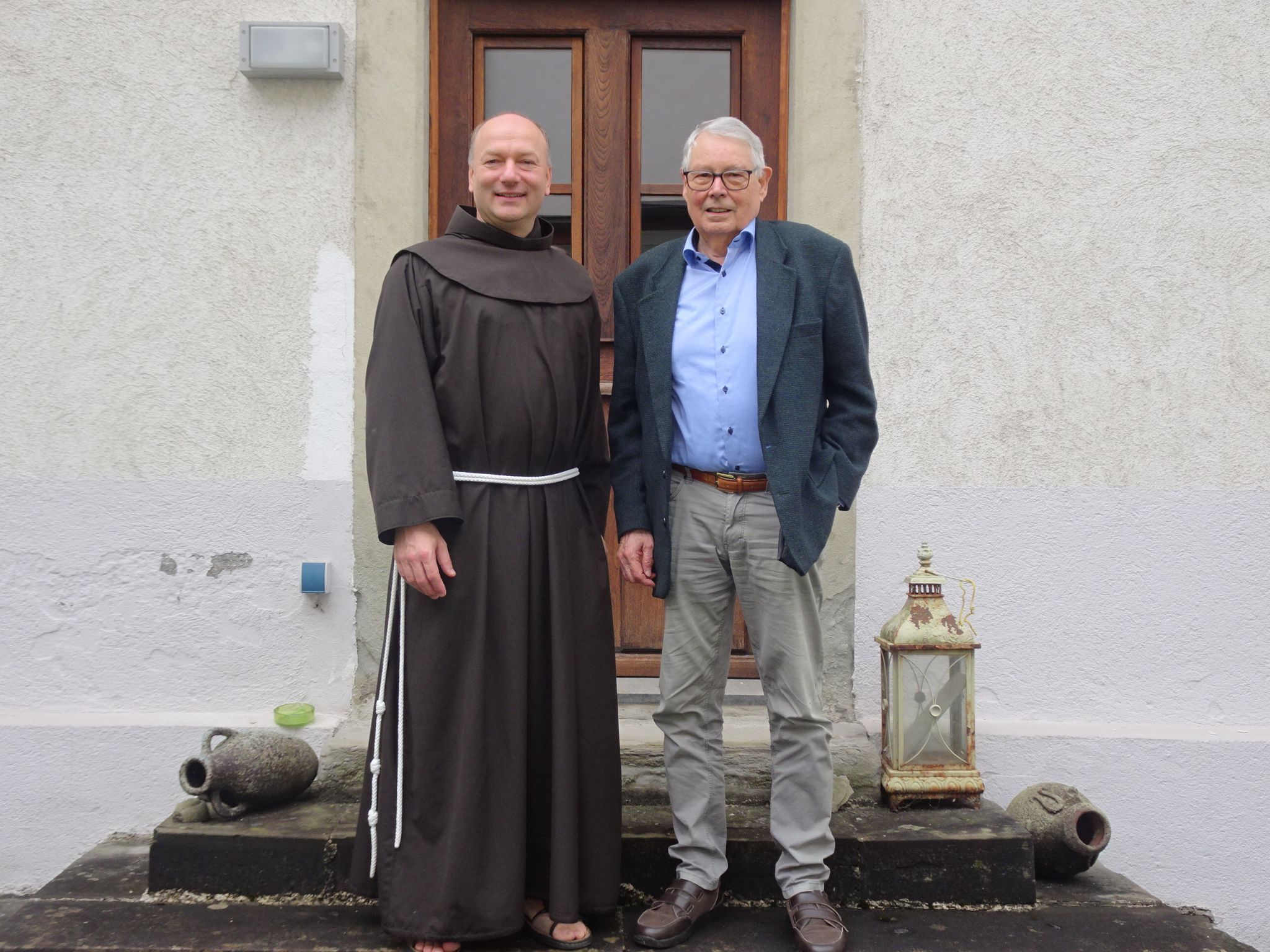 Die Brüder des Franziskanerordens werden weiterhin im Kloster leben und ihre seelsorgerische Arbeit fortführen - im Bild Pater Makary und Klostervater Elmar Mayer.
