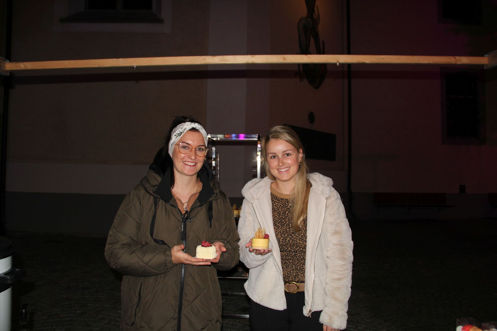 Johanna und Lisa Fitsch verwöhnten die Besucher mit ihren hausgemachten Törtchen 