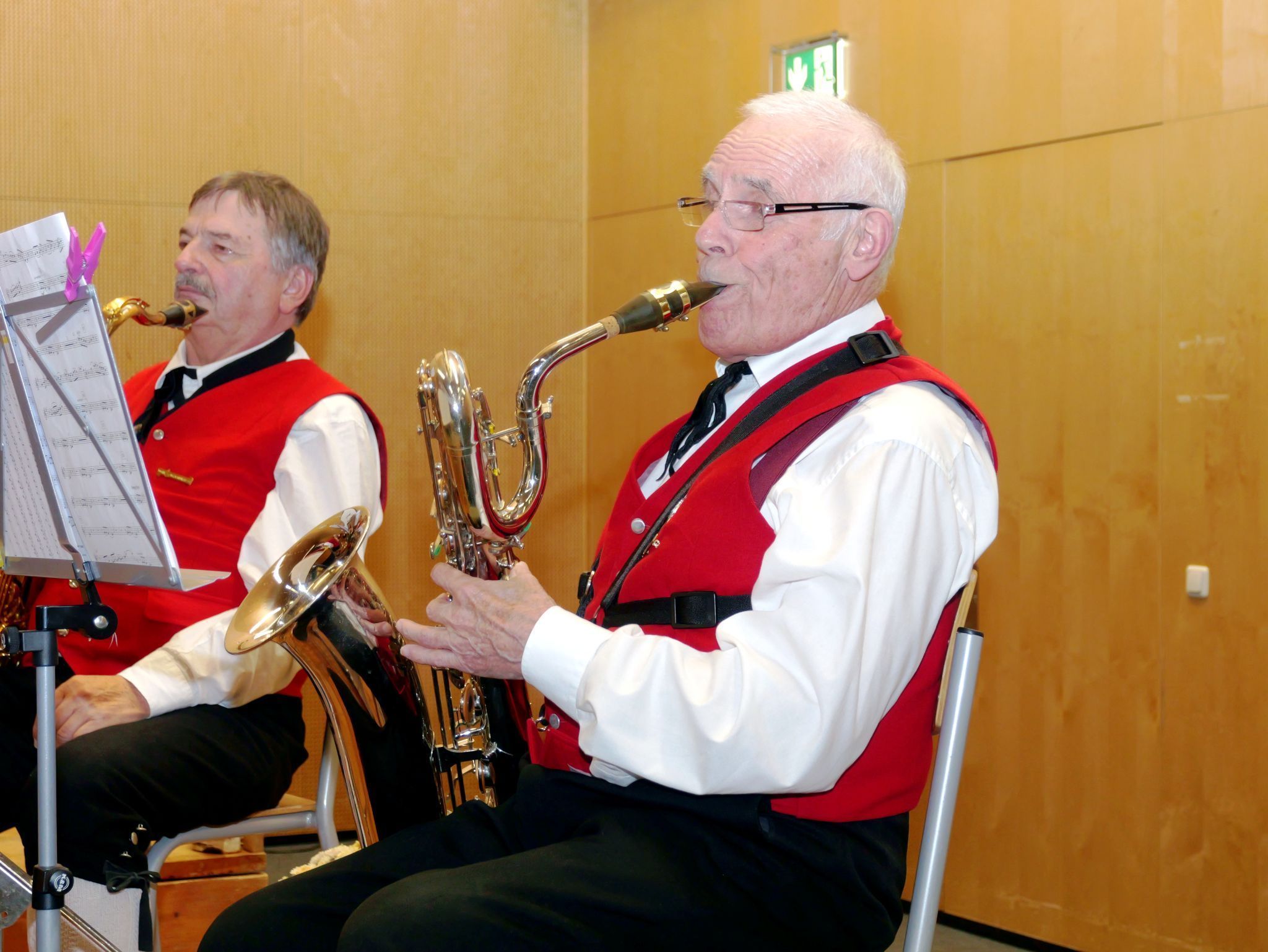 Harmoniemusik-Urgestein Willi Doleschal am Saxophon.