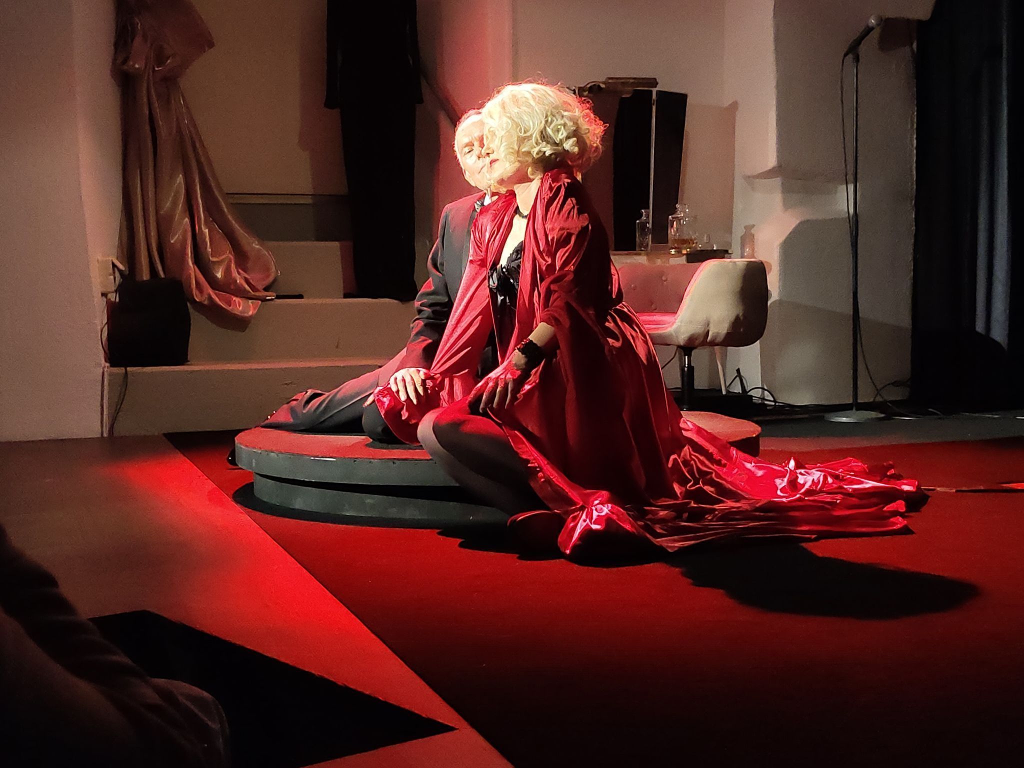 Zwischen Licht und Schatten: Die Inszenierung zeigte Marlene Dietrich als Diva, Rebellin und zerbrechliche Frau zugleich.