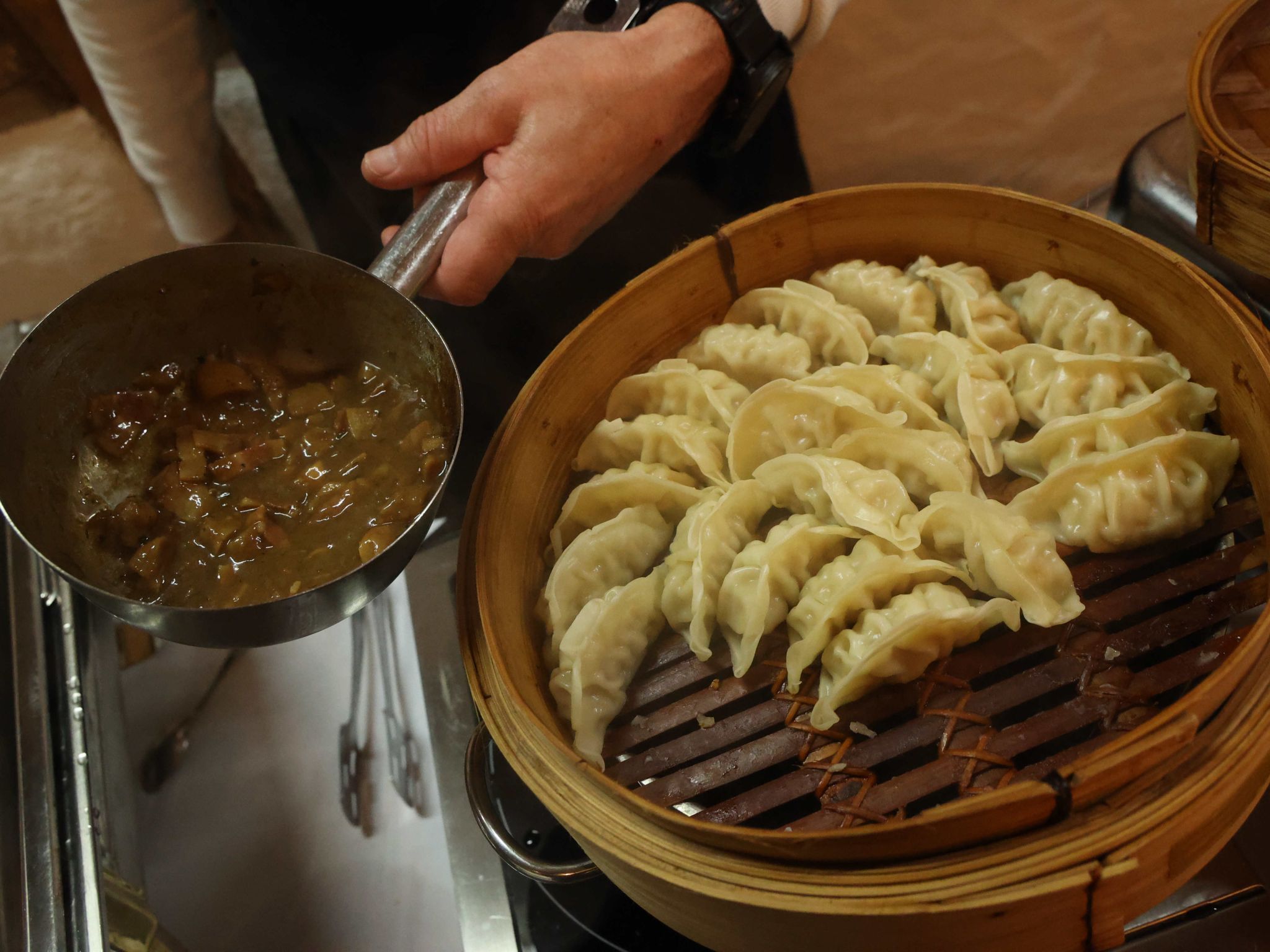 Gyozo von der Schweinebacke und Steinpilzragout.
