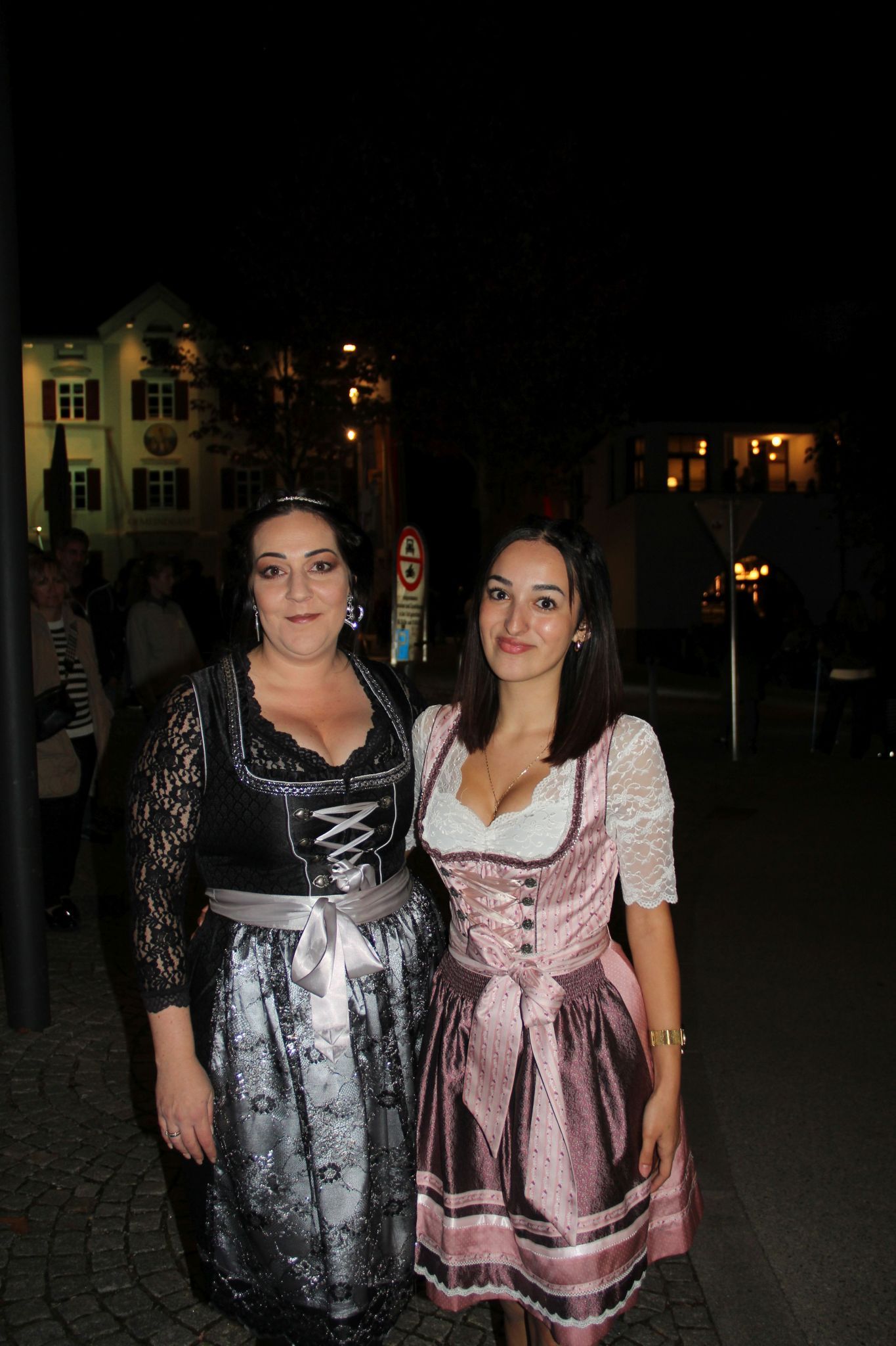 Isabell Zöhrer und Sila Ünal überzeugten in ihren Dirndeln.