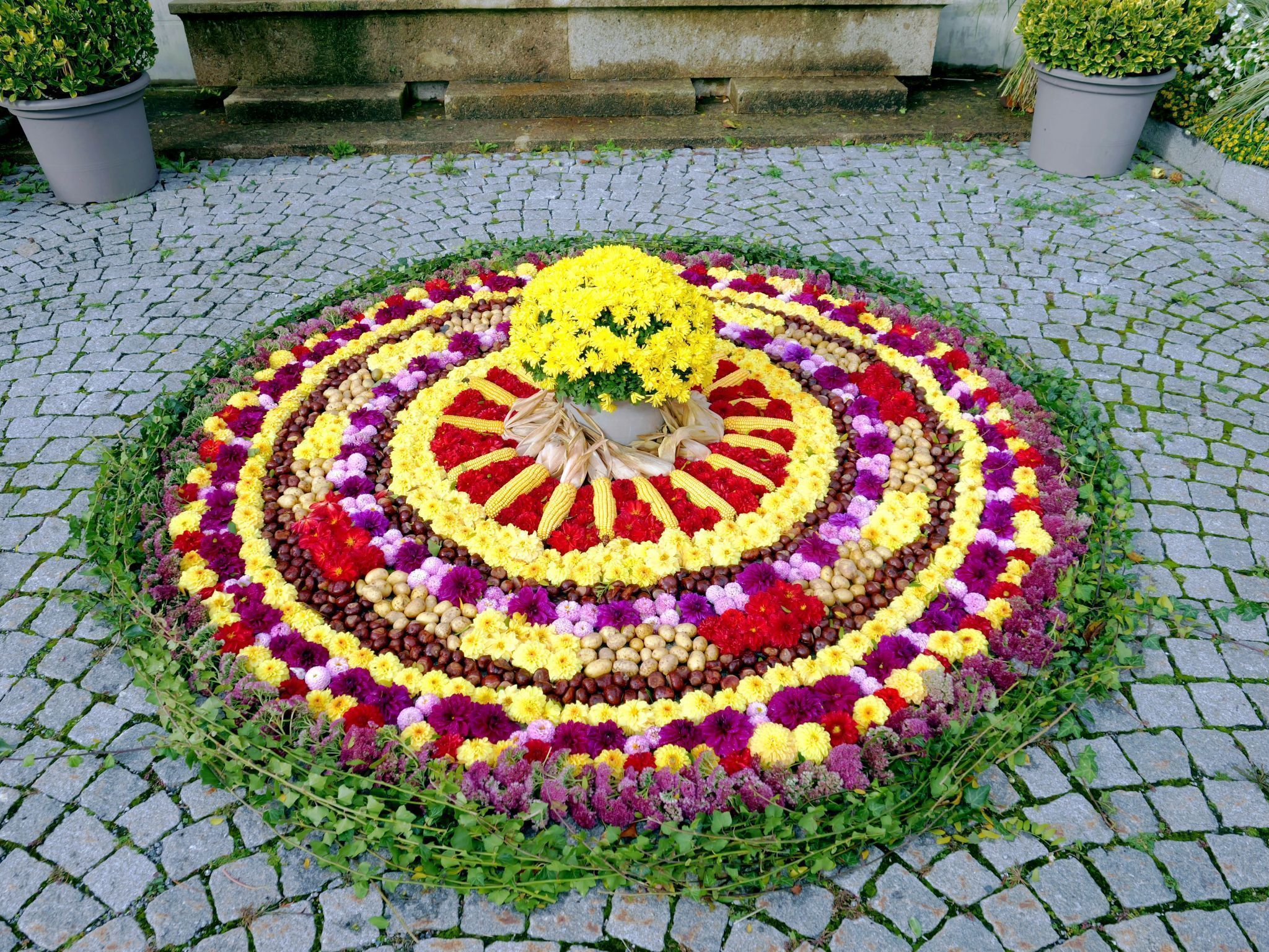 Der Vorplatz der Pfarrkirche war zu Erntedank bunt geschmückt.