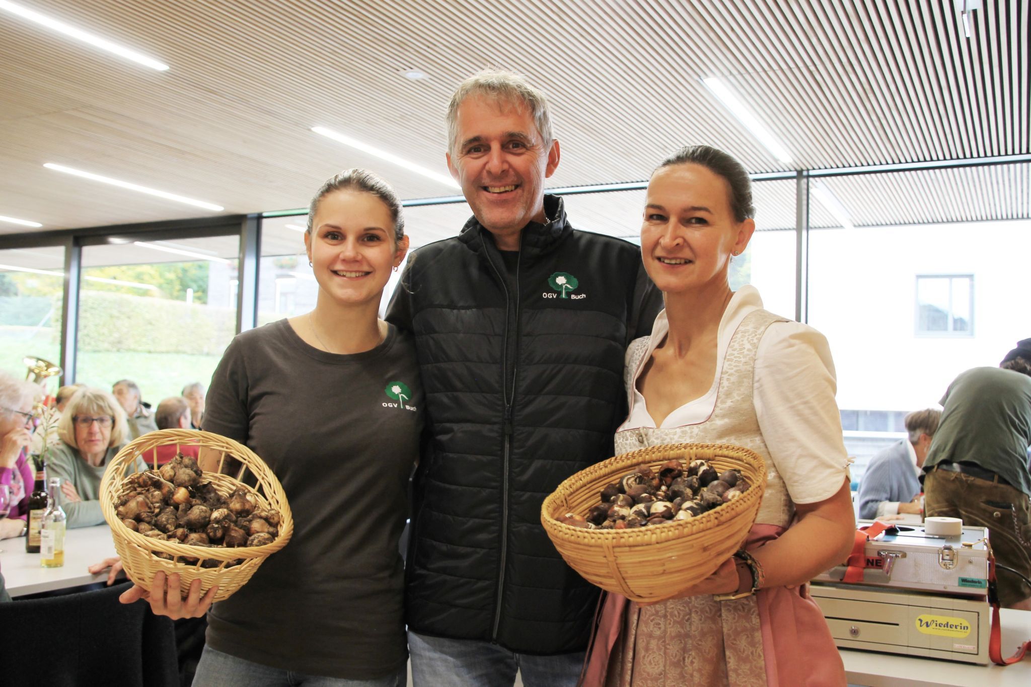 Blumenzwiebeln im Gepäck: Anna Stadelmann, Gerald Klocker (OGV-Kassier) mit Elke Eberle (OGV-Vizeobfrau)