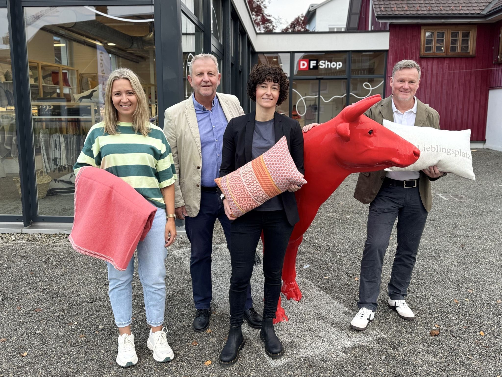 Die beiden Geschäftsführer Gottfried Wohlgenannt und Jürgen Spiegel mit Executive Assistant Jennifer Wohlgenannt und Shop-Leiterin Melanie Atas bei der Eröffnung.