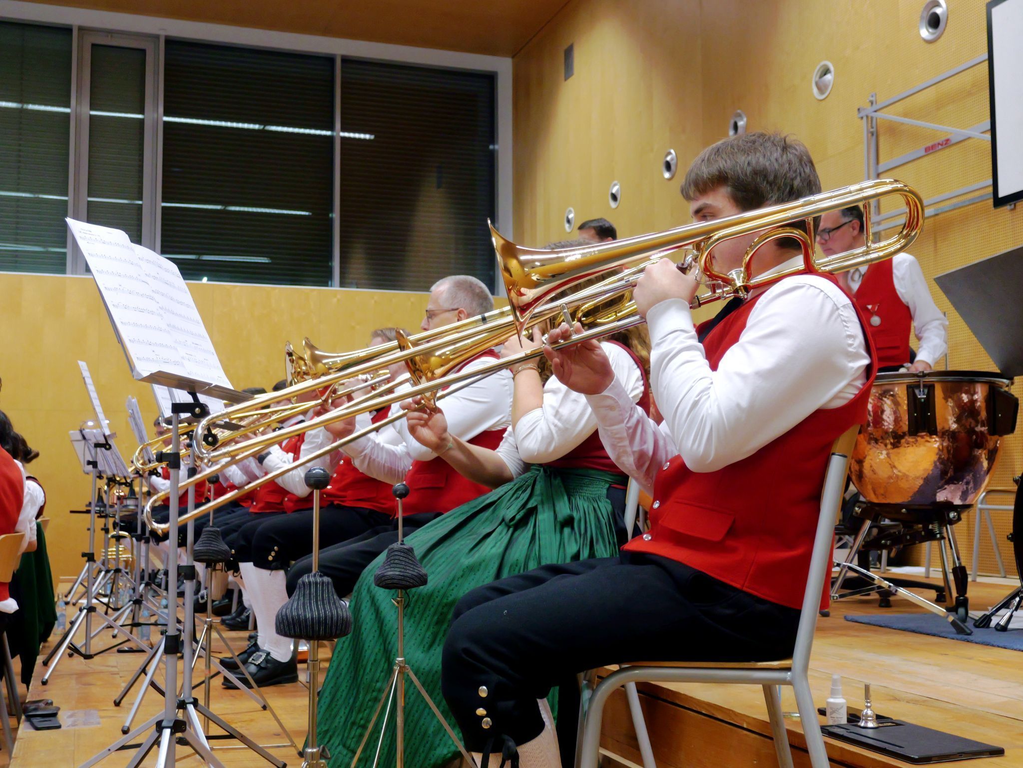 Schwungvoller Auftakt der Harmoniemusik mit der „Harmonie der Blasmusik“.