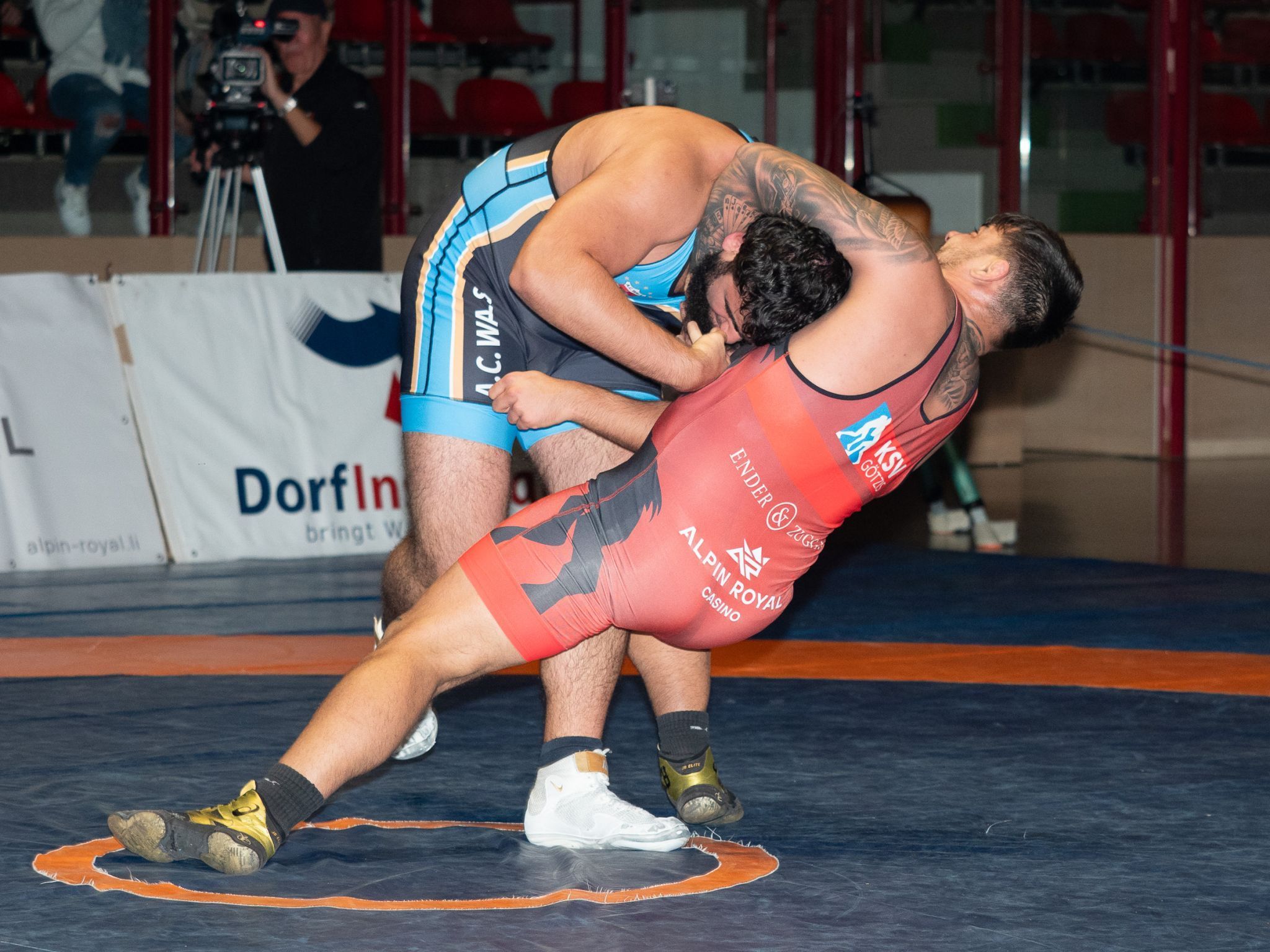 Nicu Ojog - einer der beiden Auslandringer bezwingt seinen wesentlich schwereren Gegen aus Wals