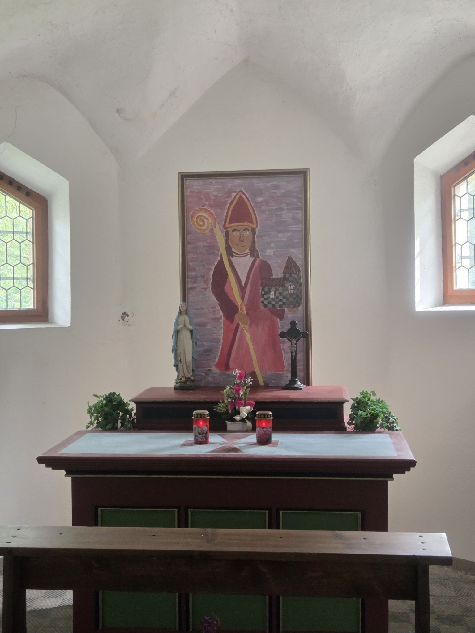 Blick in die kleine Apsis der Kapelle mit dem Bild des Hl. Wolfgang (Foto: OS))
