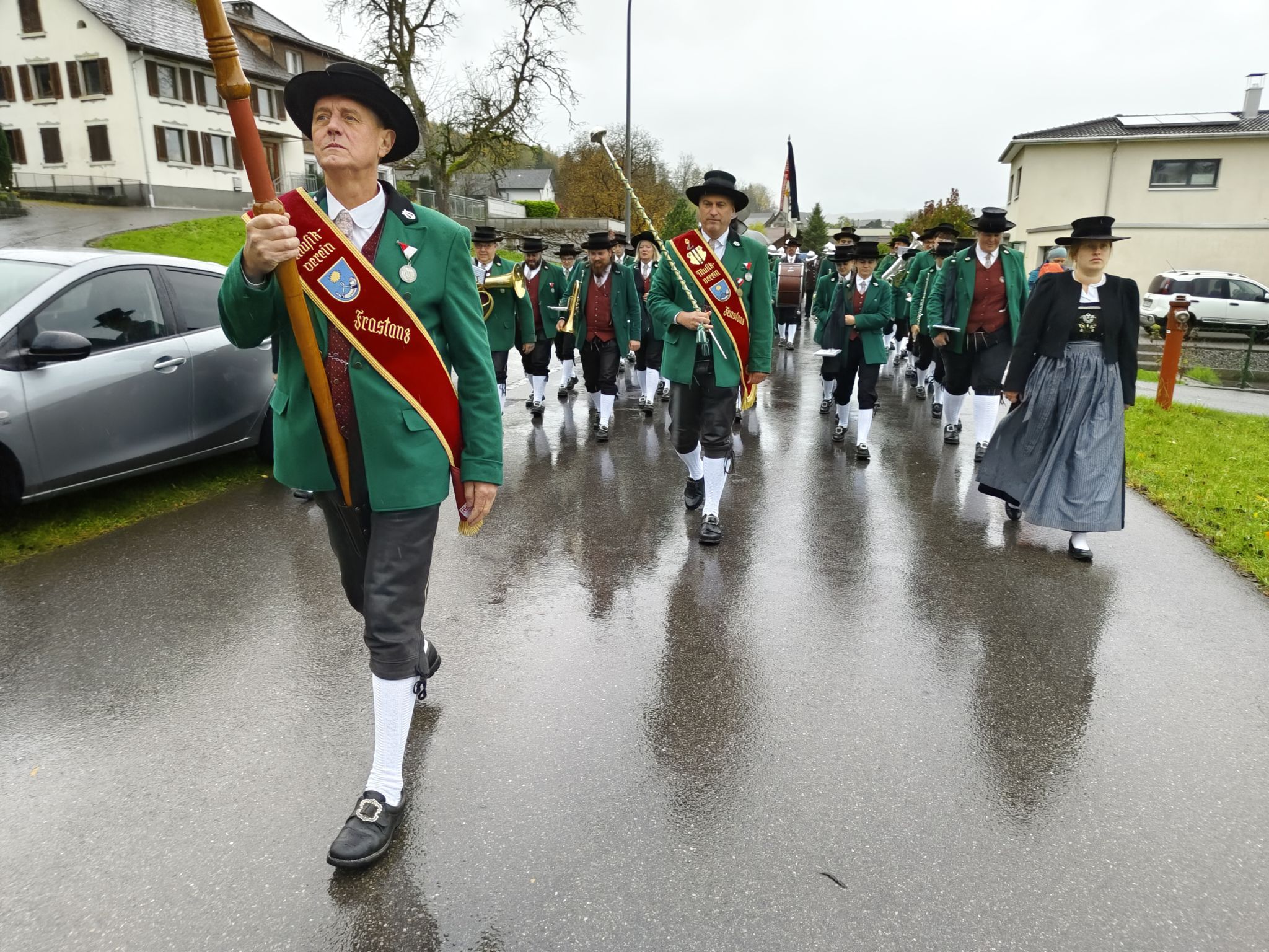 Mit klingendem Schritt zum Friedenssonntag: Musikverein, Feuerwehr sowie Männer- und Frauenchor marschierten zur Kapelle in Maria Ebene.