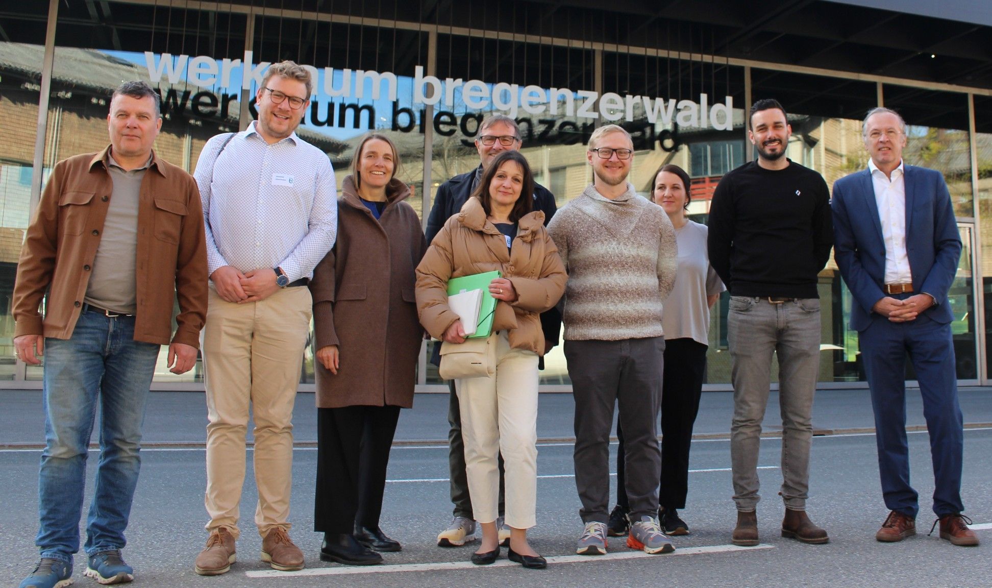 Fredy Kloser (li., Vorstand Werkraumverein) und Mario Hammerer (re,, Schulclusterleiter BWS) und ihr Team hatten sich auf den Besuch der ISB-Jury optimal vorbereitet. PETER STRAUSS