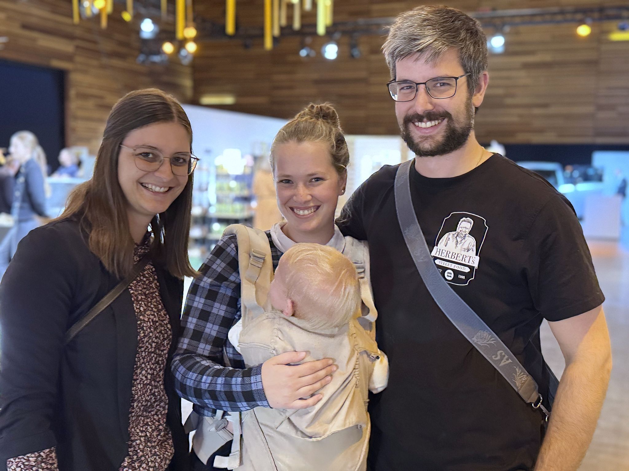 Unter den Besuchern: Sabrina Hartmann, Jana Koch und Daniel Hartmann mit Emil.