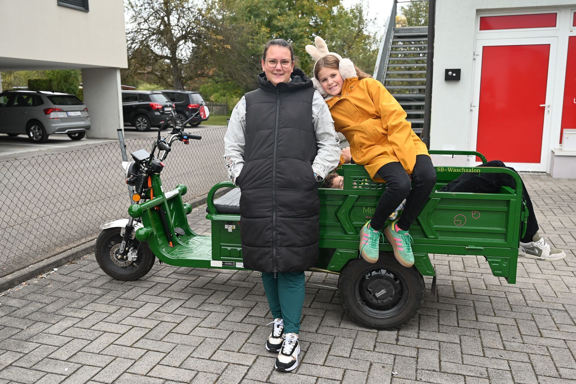 Mama Stefanie Grabher erledigt mit dem Tuk Tuk auch Großeinkäufe.