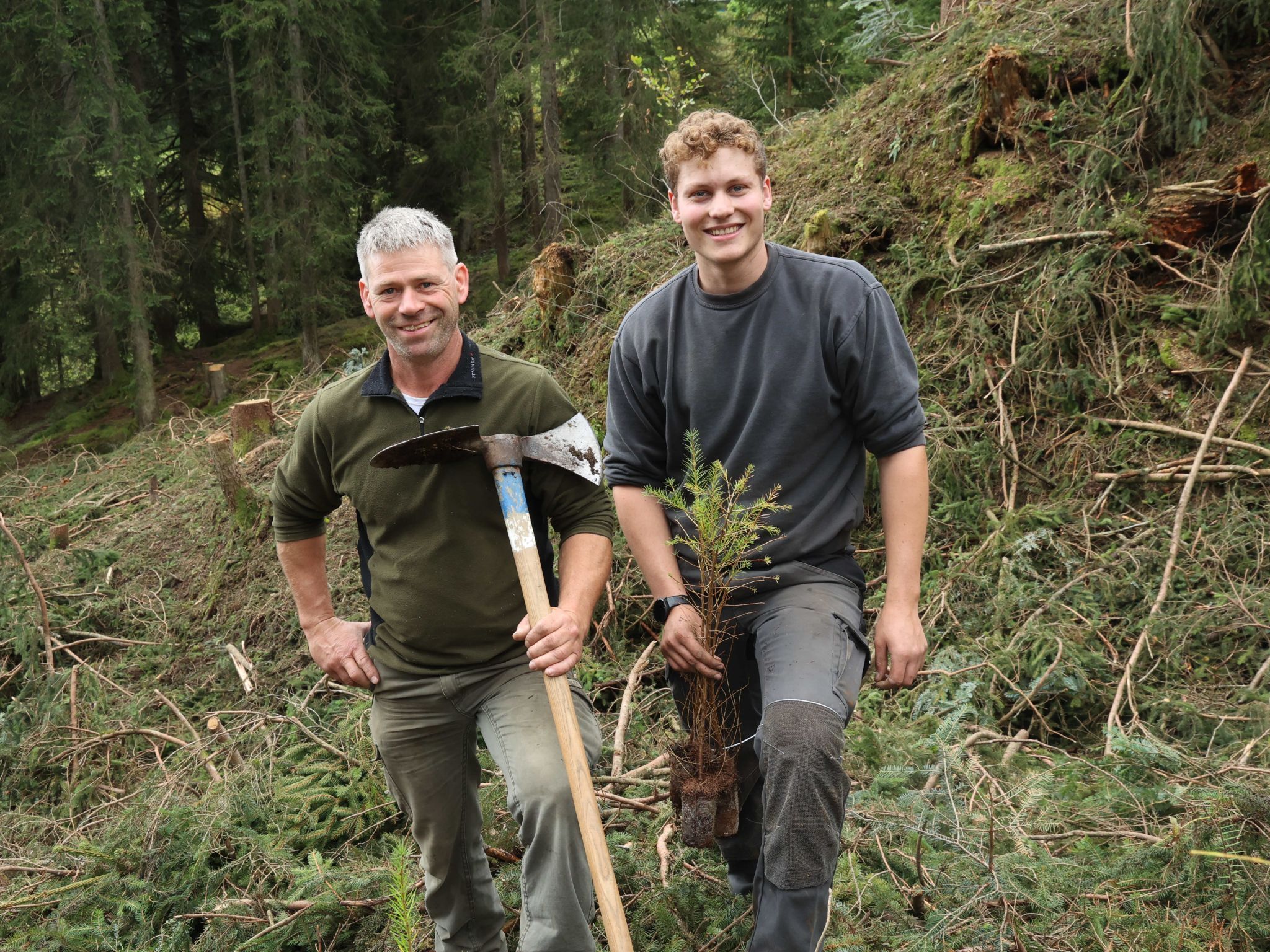 Forstamtsmitarbeiter Thomas Wohlgenannt und Samuel Thurnher.