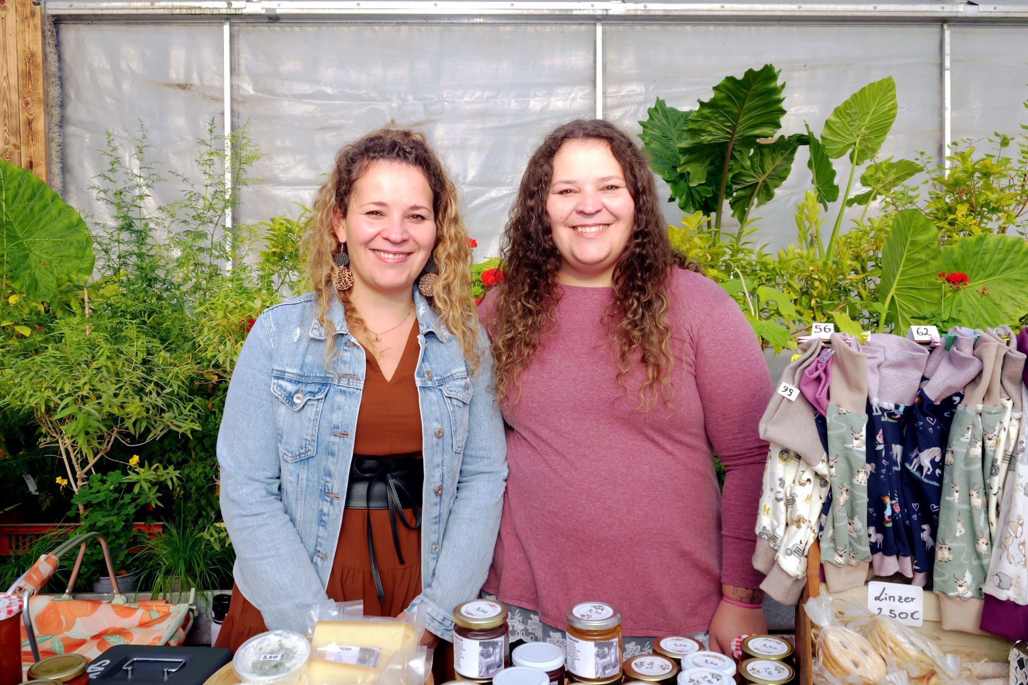 Daniela und Claudia Tschabrun vom Hubertushof präsentierten edle Brände und feine Handarbeiten.