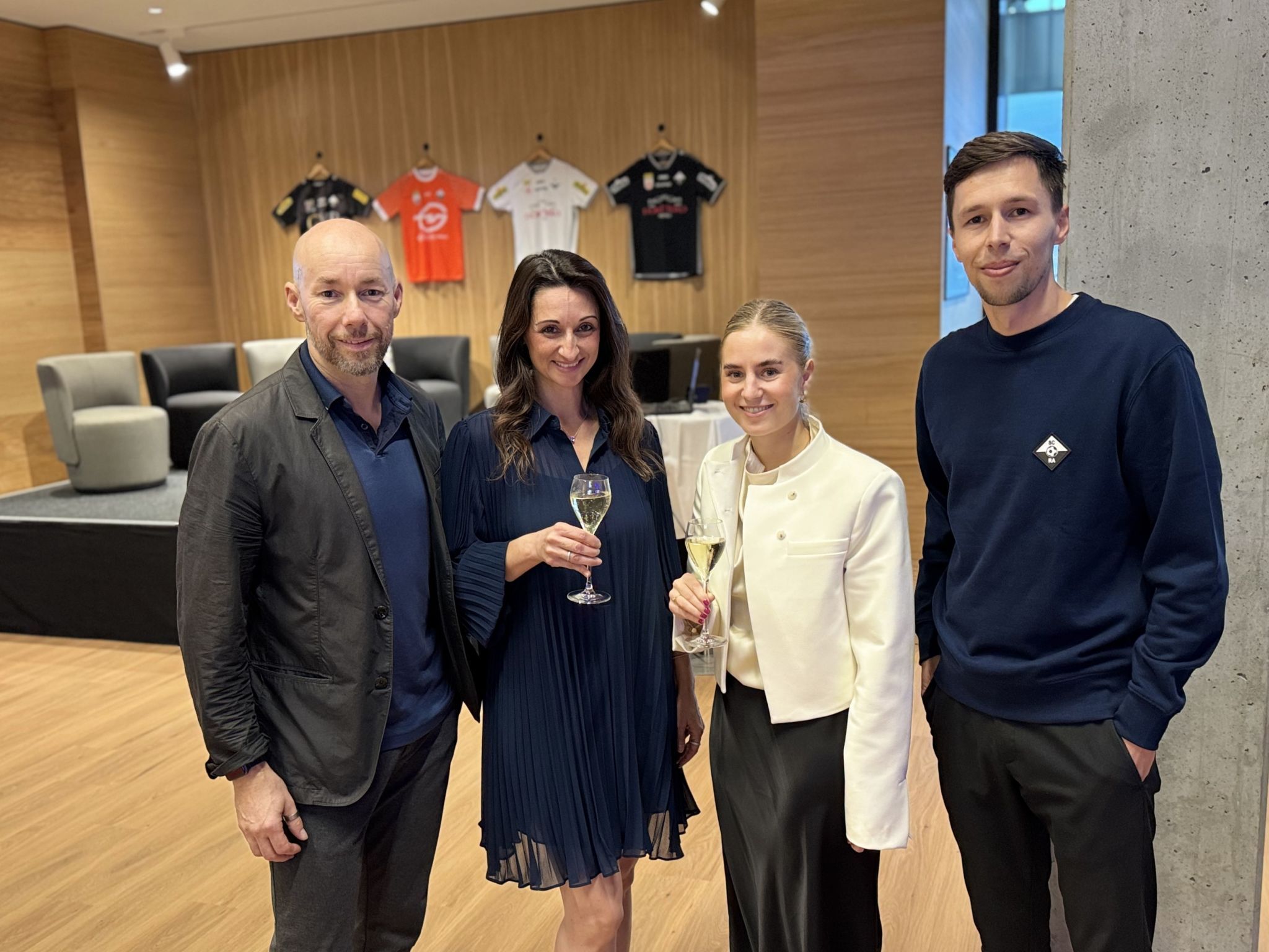 Johannes und Simone Sturn (Team Agentur) mit Lisa Metzler und Manuel Willam (Organisationsteam SCR Altach) bei der Fashion-Show im Business Club.h