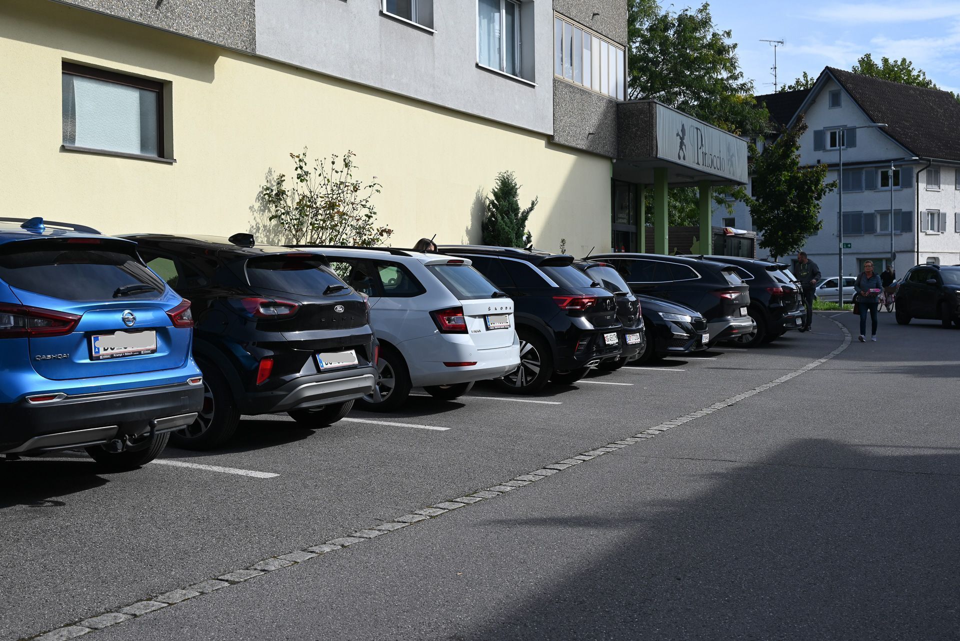 Die Parkplätze sind in den letzten Tagen von Pinoccio immer gut gefüllt. 