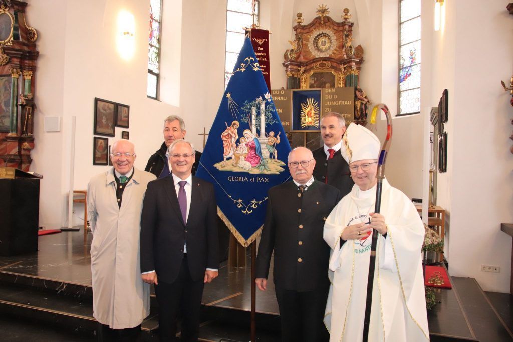 Krönungsfest mit besonderer Fahnenweihe