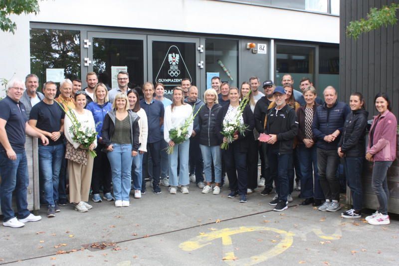 Alle Landesreferenten vor dem Olympiazentrum Vorarlberg.
