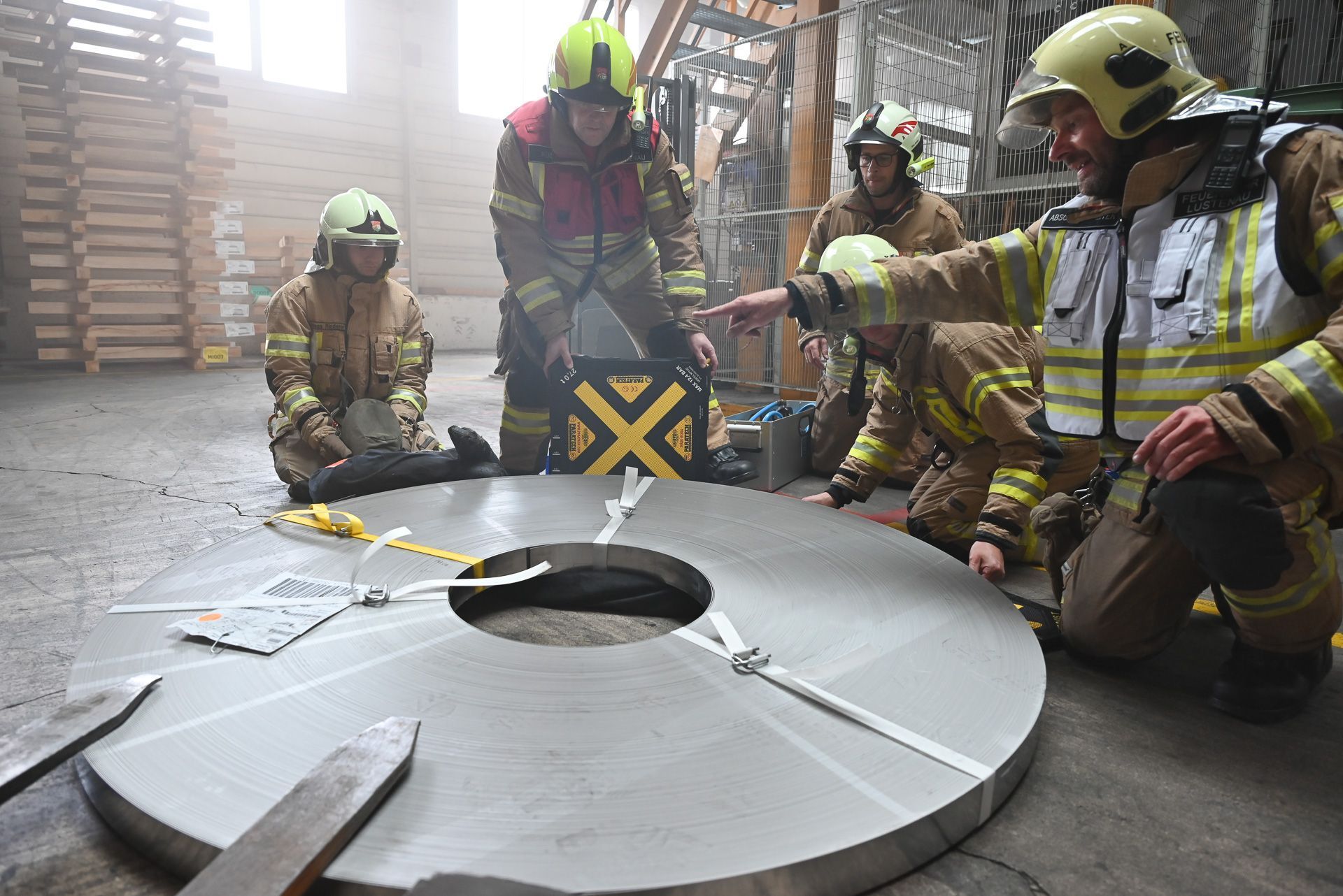 Ein weiterer Arbeiter wurde von einem 1000 Kilogramm schweren Stahlband begraben.
