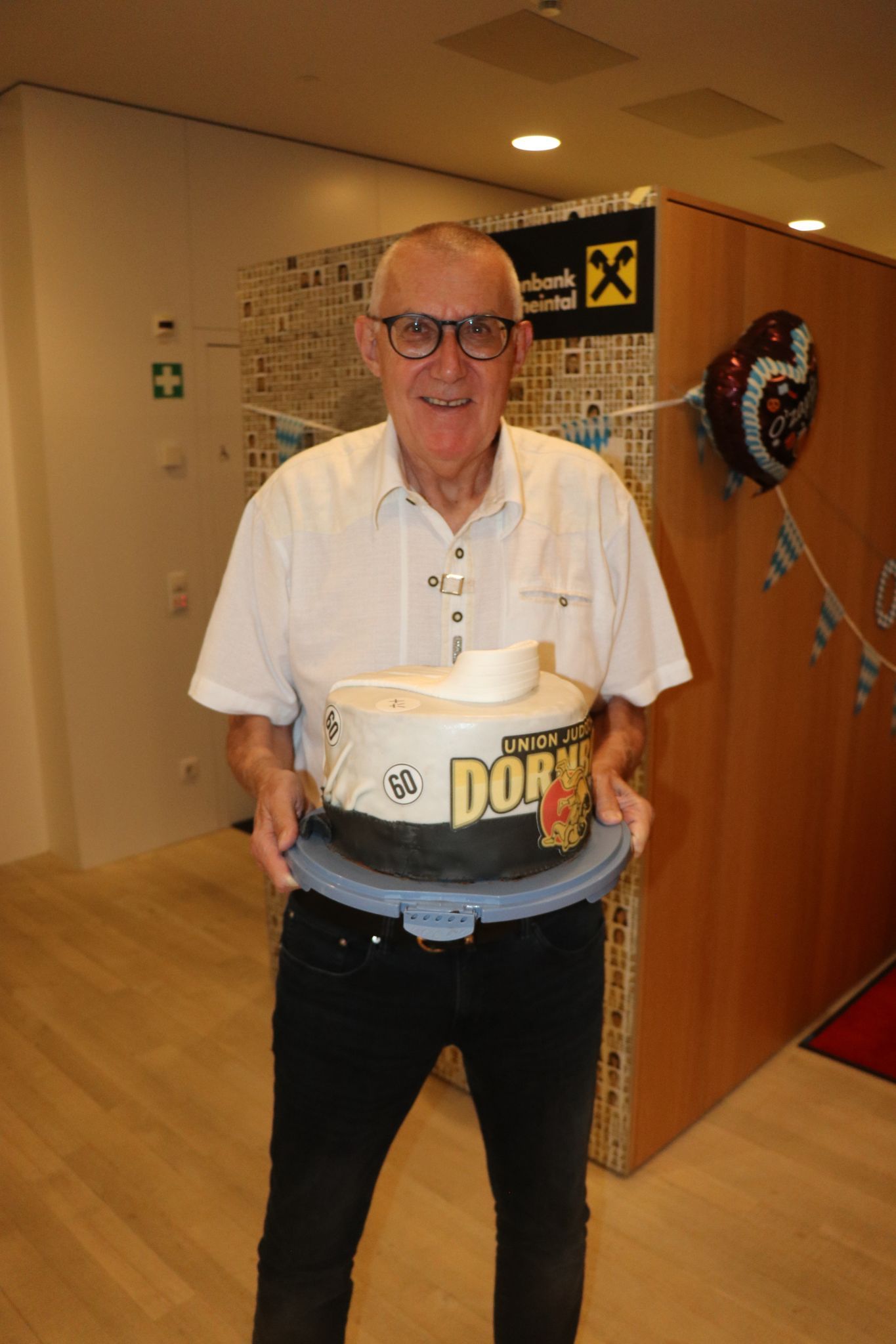 Präsident Reinhold Böhler mit Jubiläumstorte. 