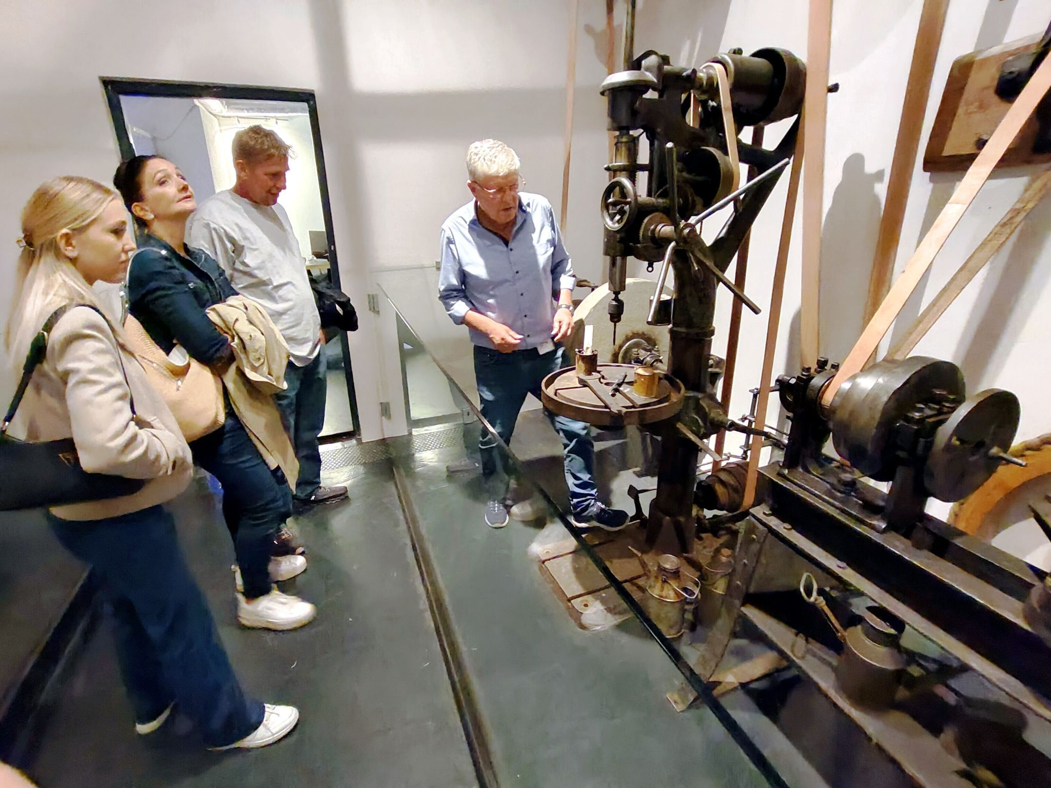 Mit Begeisterung erklärte Manfred Morscher die Funktionsweise der historischen Transmission.