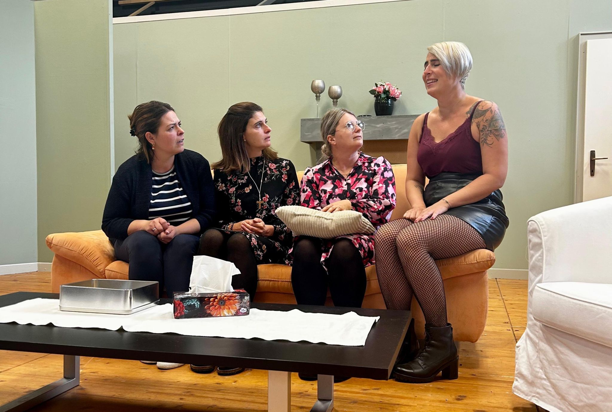 Heimatbühne Möggers mit der turbulenten Komödie „Vier Witwen für ein Halleluja“, im Bild Isabell Hodenberg (Elisabeth Seywald), Marie-Louise Köttelbach (Barbara Flatz), Dr. Agnes Fröhlich-Prosta (Teresa Eienbach) und Sabine „Biene“ Lochner (Corina Cekon).