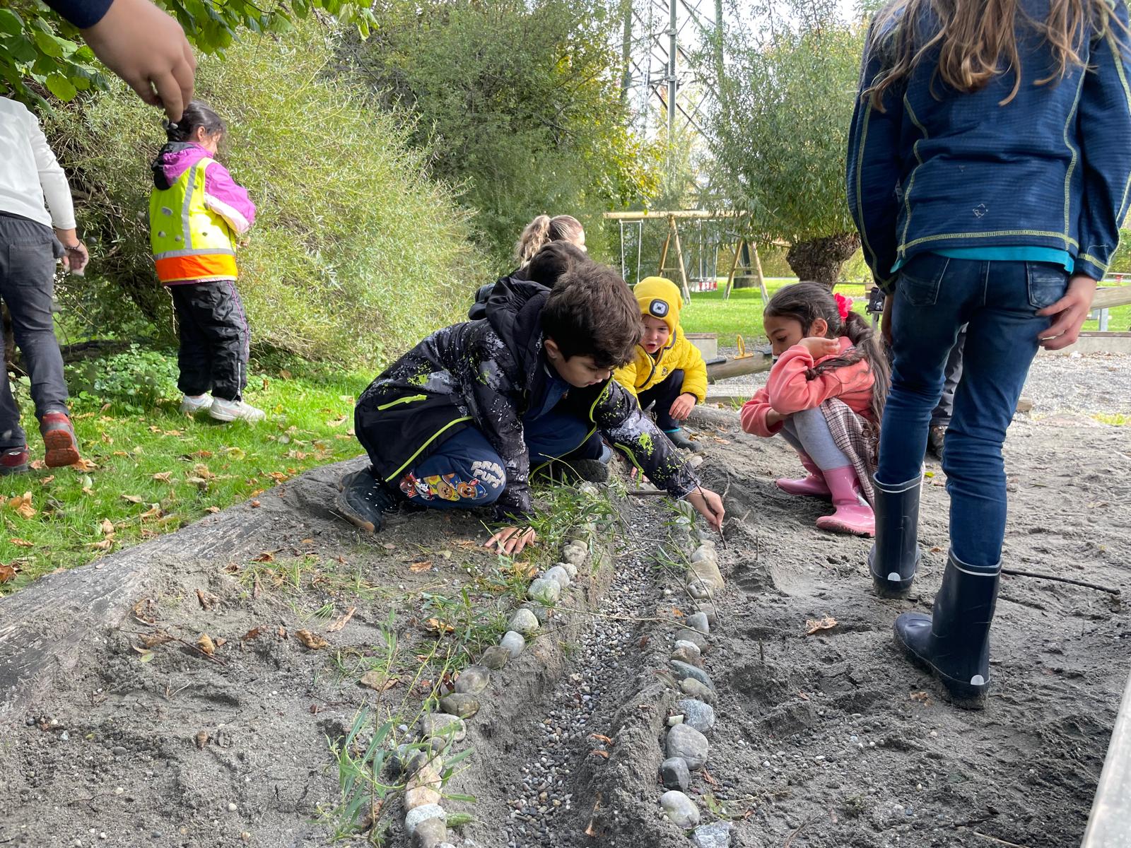 Und stellten den renaturierten Fluss einem begradigten Fluss gegenüber.