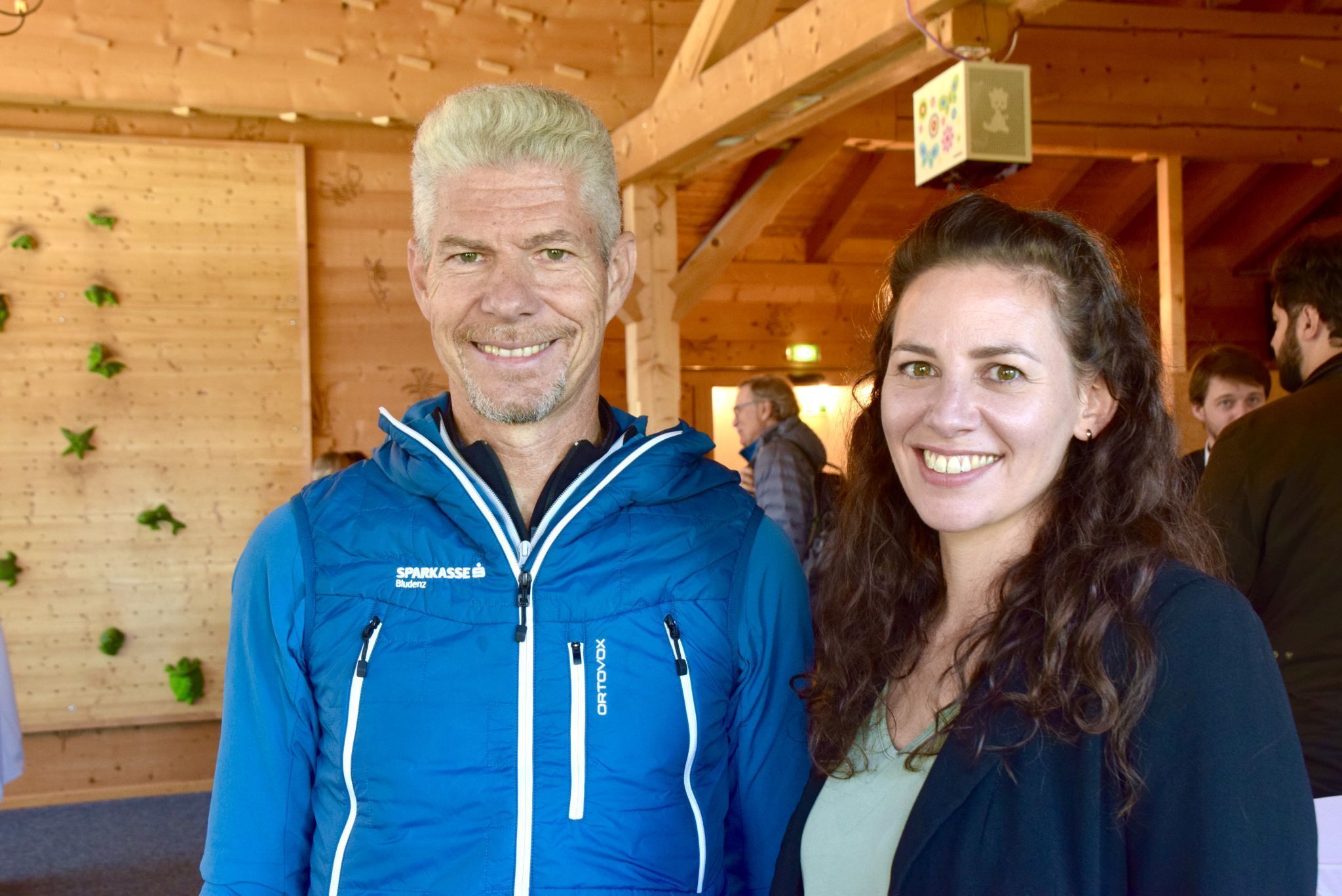 Thomas Schreiber (Sparkasse Bludenz) und Daniela Beck (Bludenz Kultur) im Alpengasthof Muttersberg anlässlich der Eröffnung.