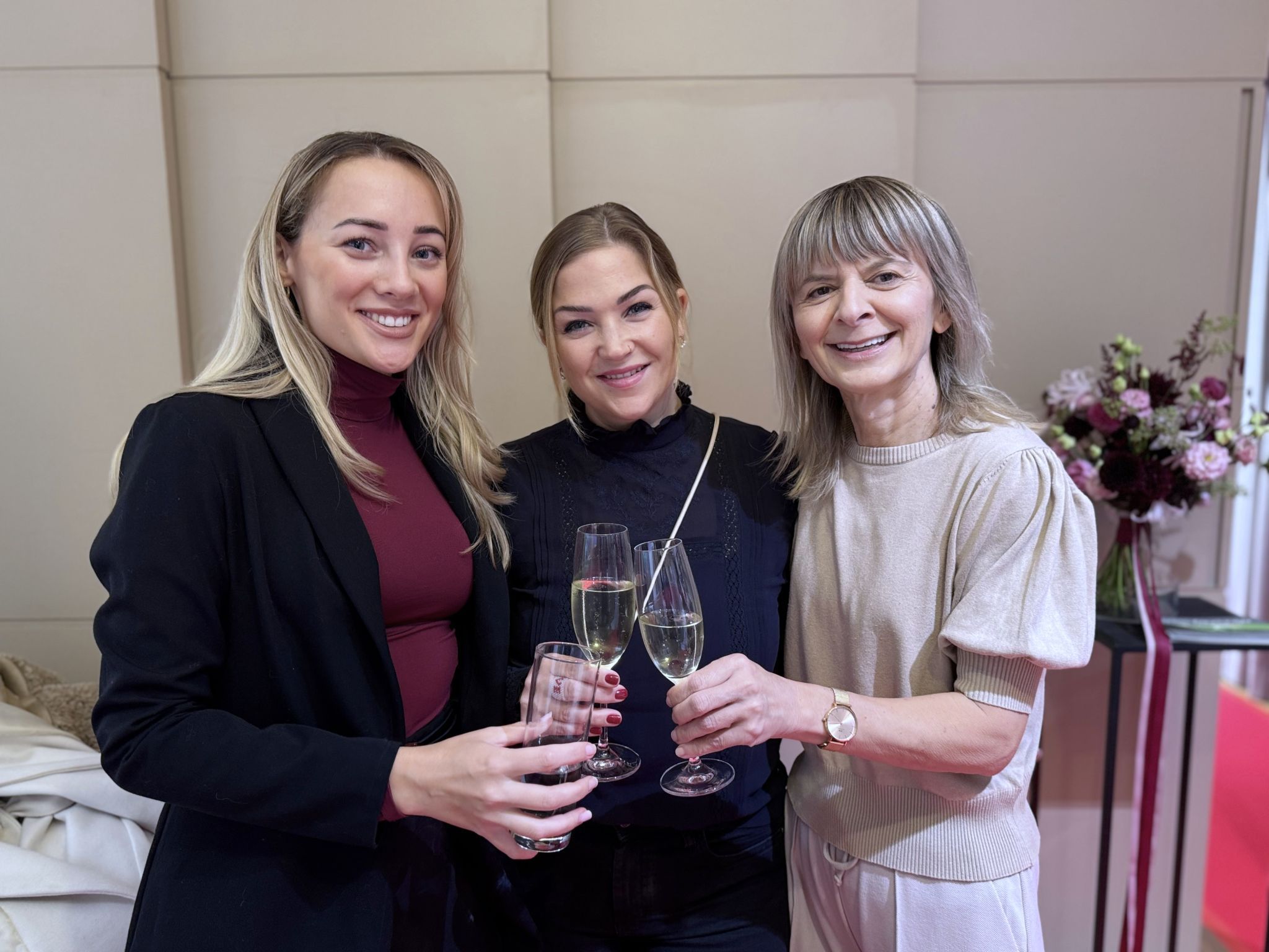 Alexandra Wieser (Kosmetik Studio) mit Denise und Lilli Maier.