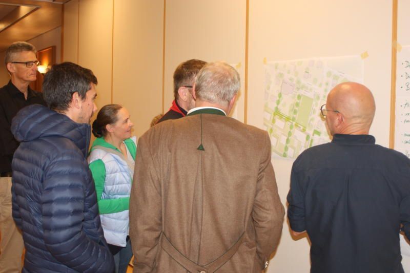 Die ersten Pläne werden besprochen.