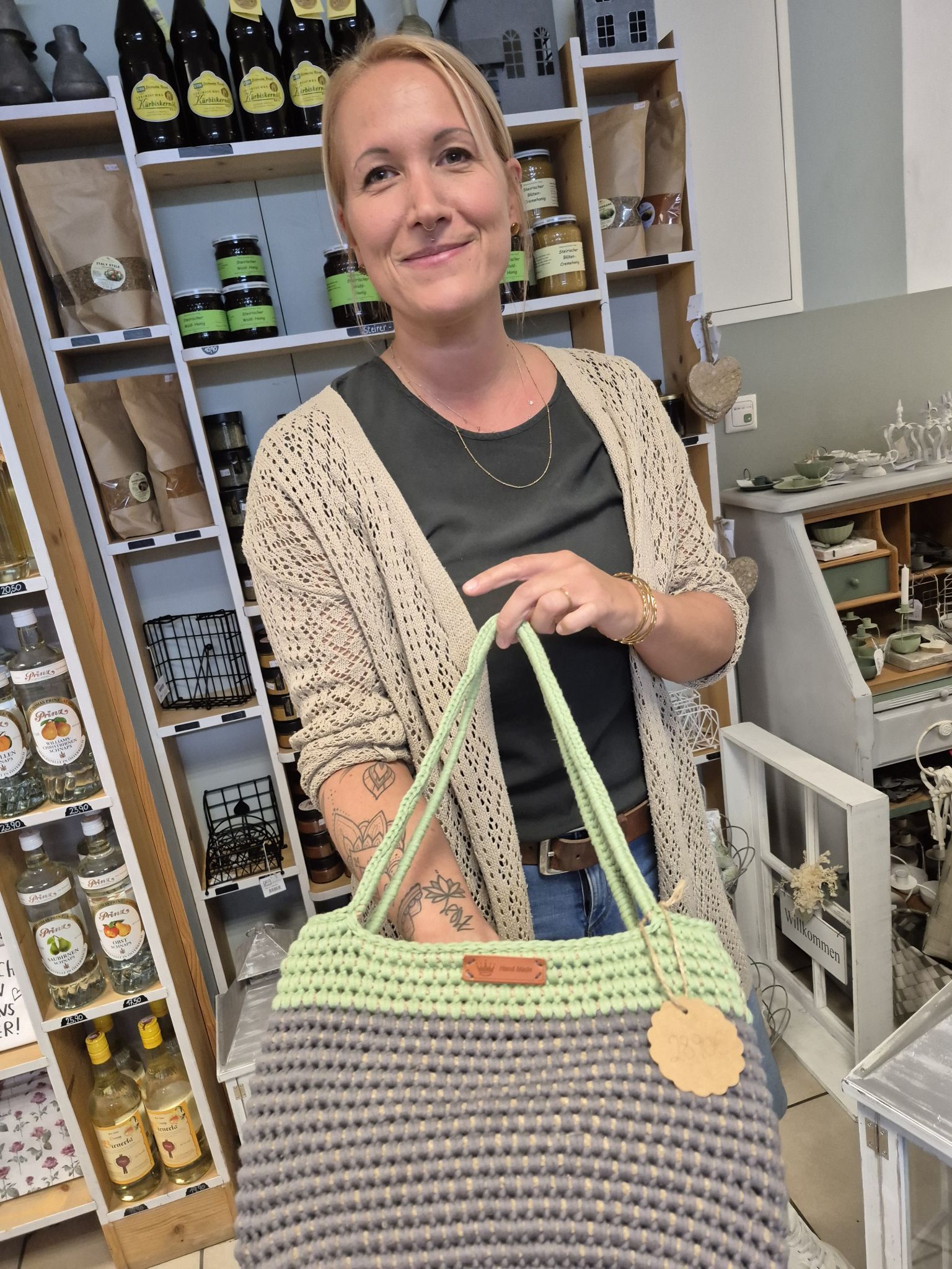 Zu den schönen Dingen, die Sabrina zaubert, zählen auch gehäkelte Taschen. JH