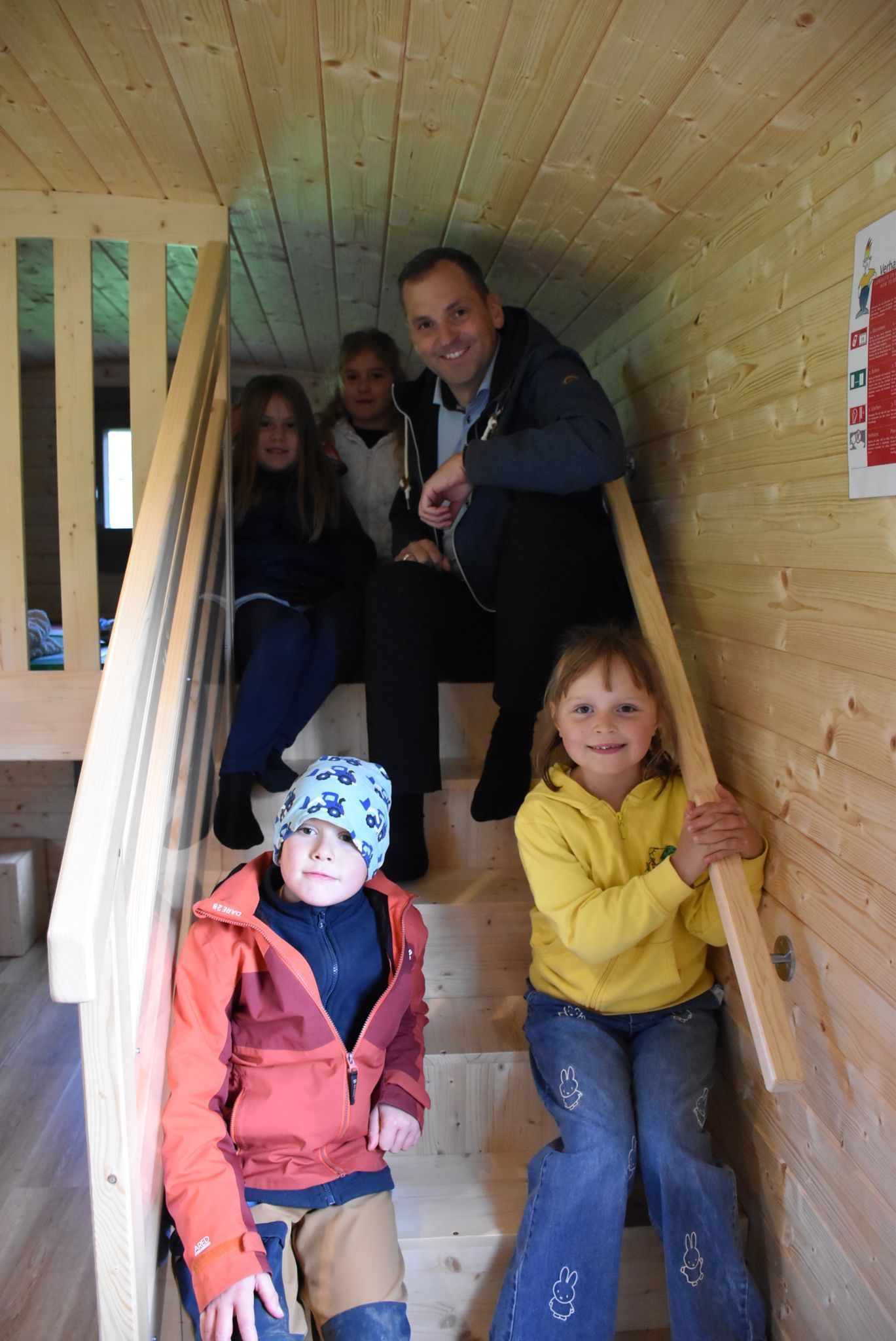 Bgm. Kresser mit den Kindern bei der Begehung des Dachsbaus