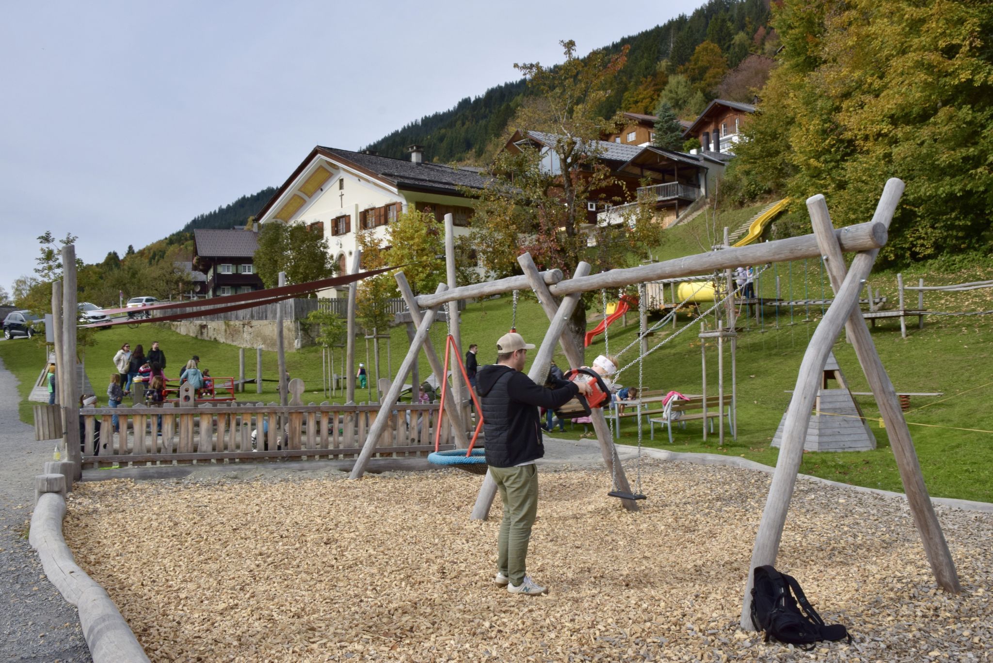 Der neue Generationen- und Spielplatz „Of am Widum“ am Bartholomäberg wurde kürzlich gesegnet.