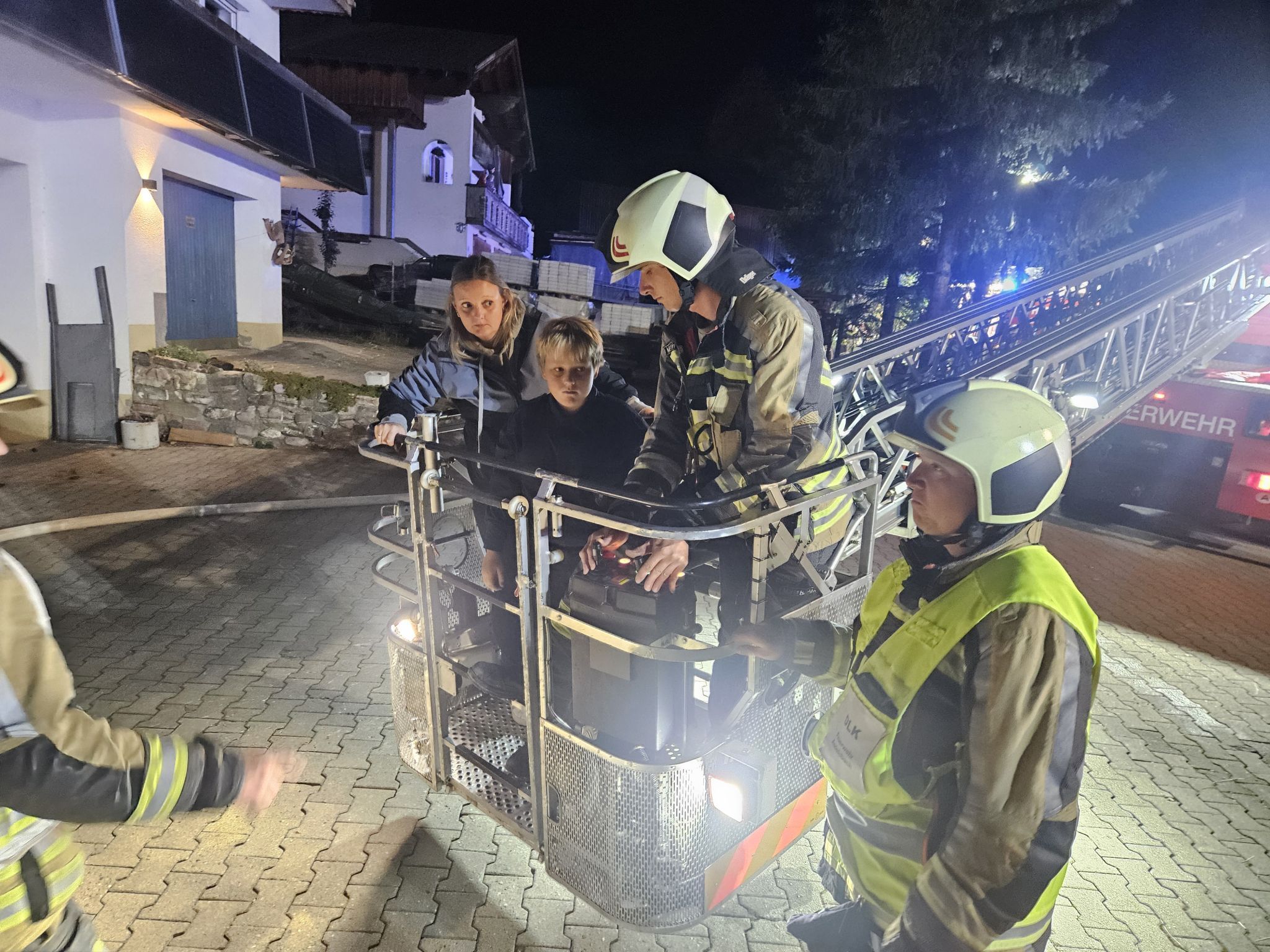 Aus luftiger Höhe wurden Personen mit dem Rettungskorb der Drehleiter evakuiert.