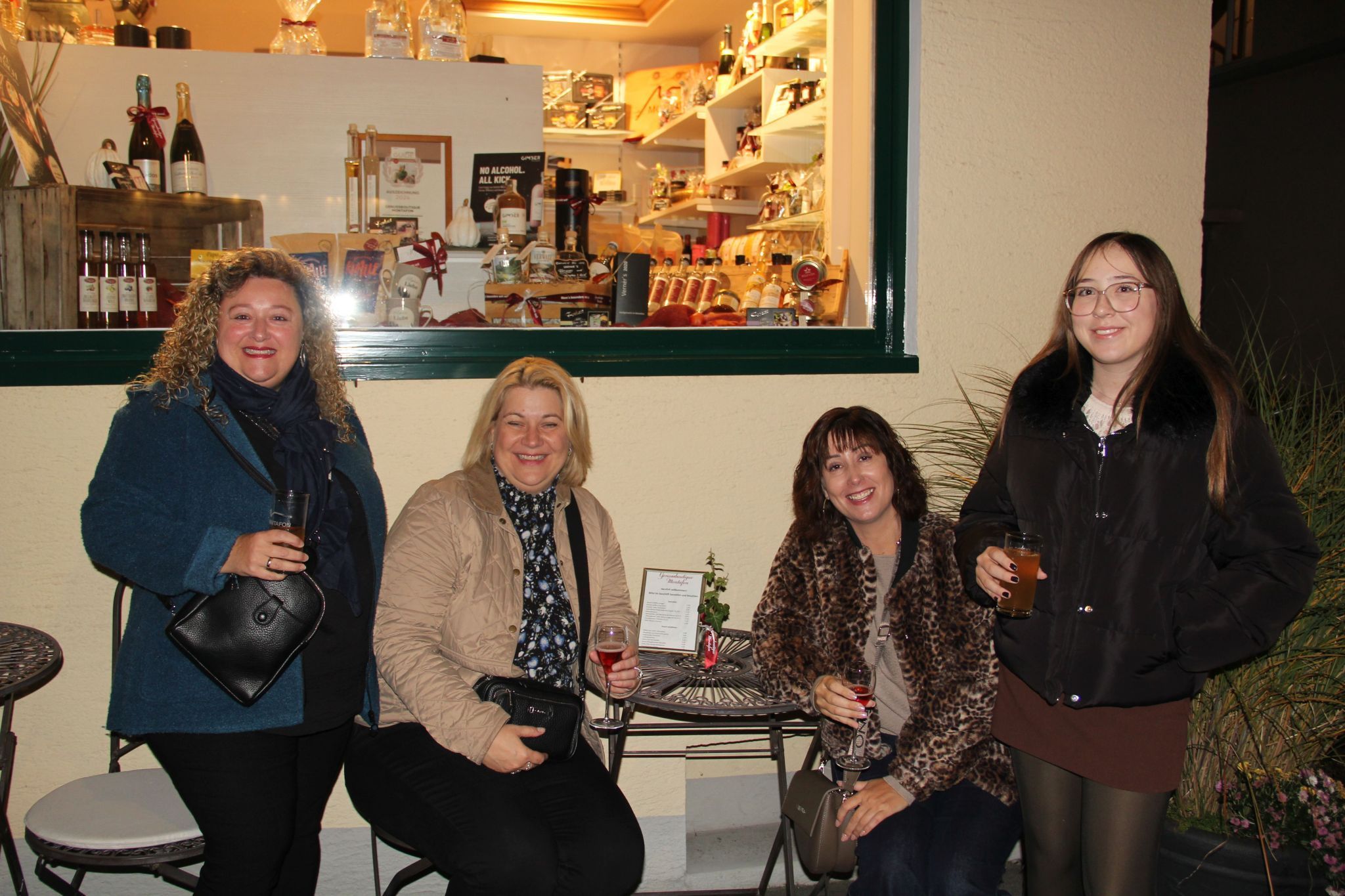 Claudia Mathis, Yvonne Bitschnau, Bettina Marte und Olivia Maier genossen den tollen Abend im Schrunser Ortszentrum