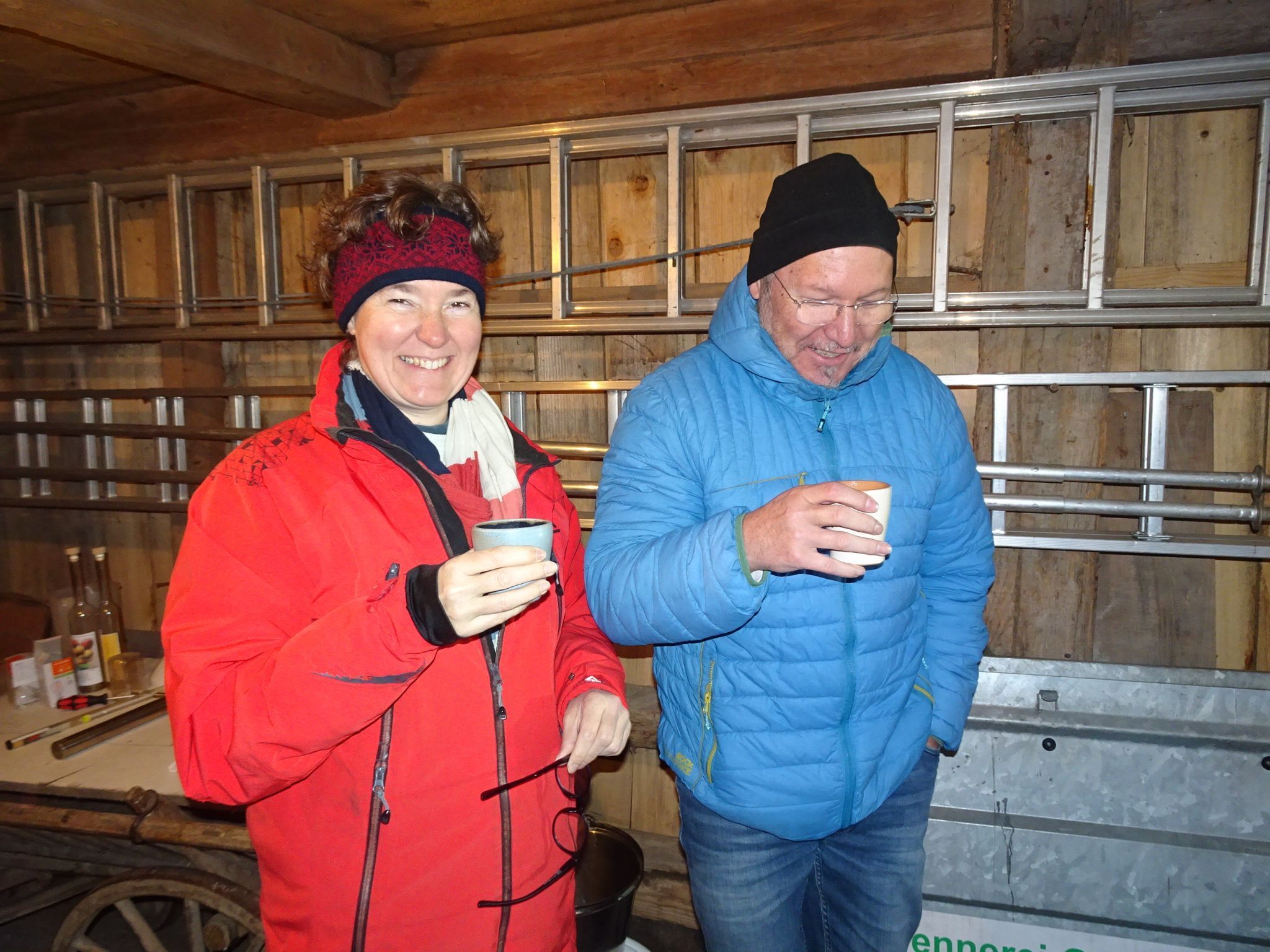 Birgit und Diego Hasler wollten unbedingt die Tradition des Schnapsbrennens selbst erlernen und waren begeistert vom OGV-Kurs.